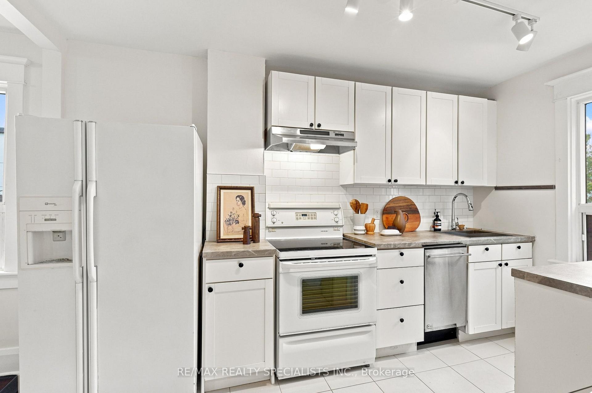 Photo 11 of 21 Mendel Avenue, Toronto, East End-Danforth — HOMEH