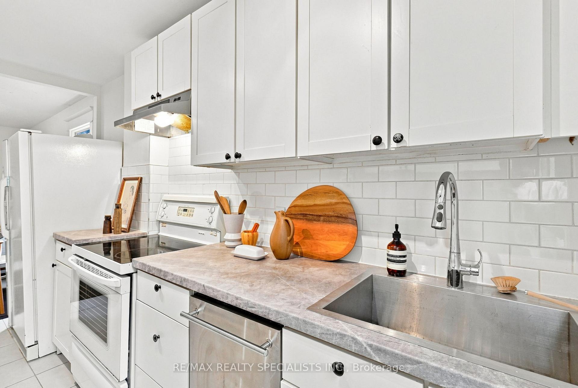 Photo 13 of 21 Mendel Avenue, Toronto, East End-Danforth — HOMEH