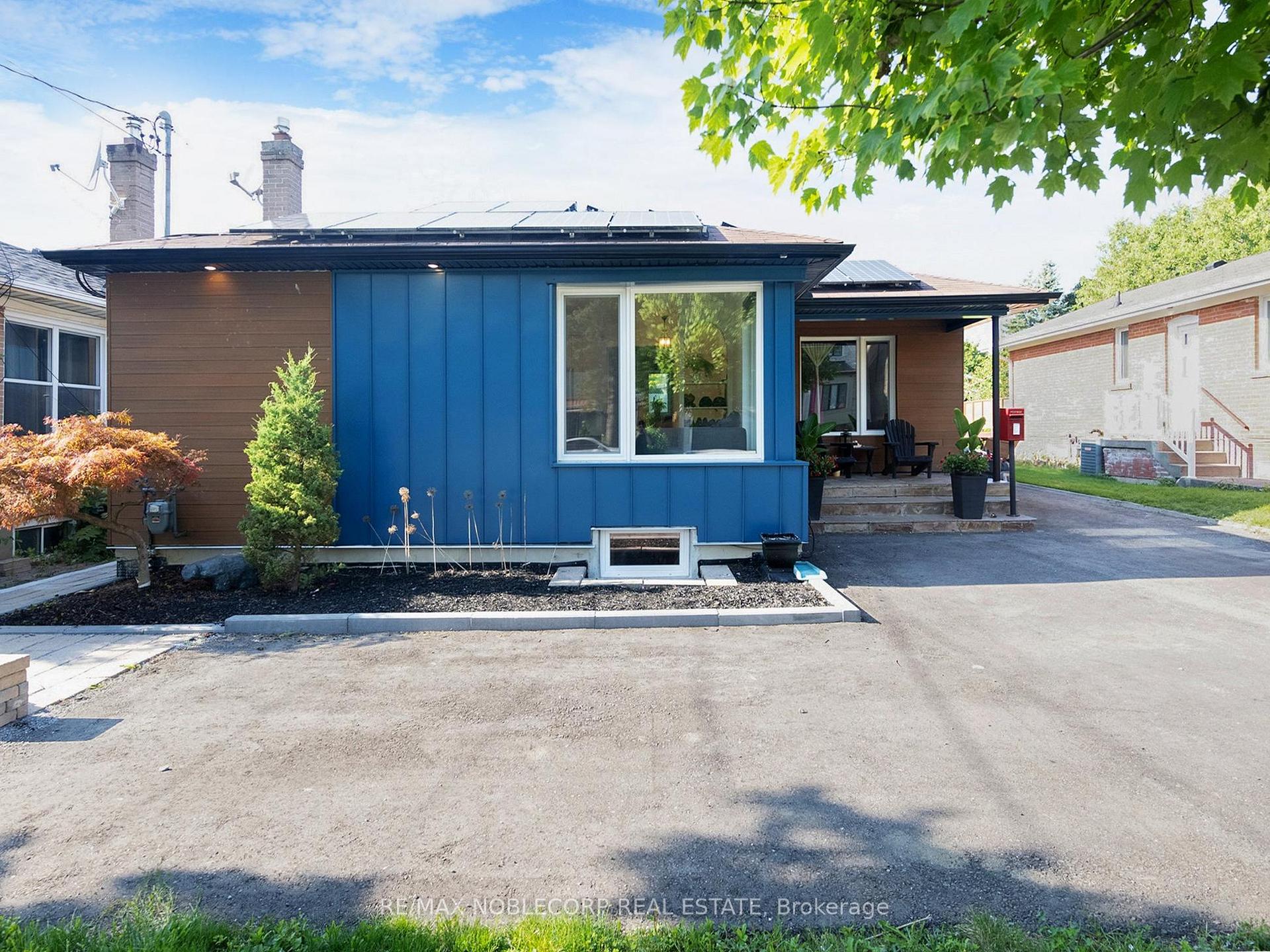 Photo 2 of 100 Rockport Crescent, Richmond Hill, Crosby — HOMEH