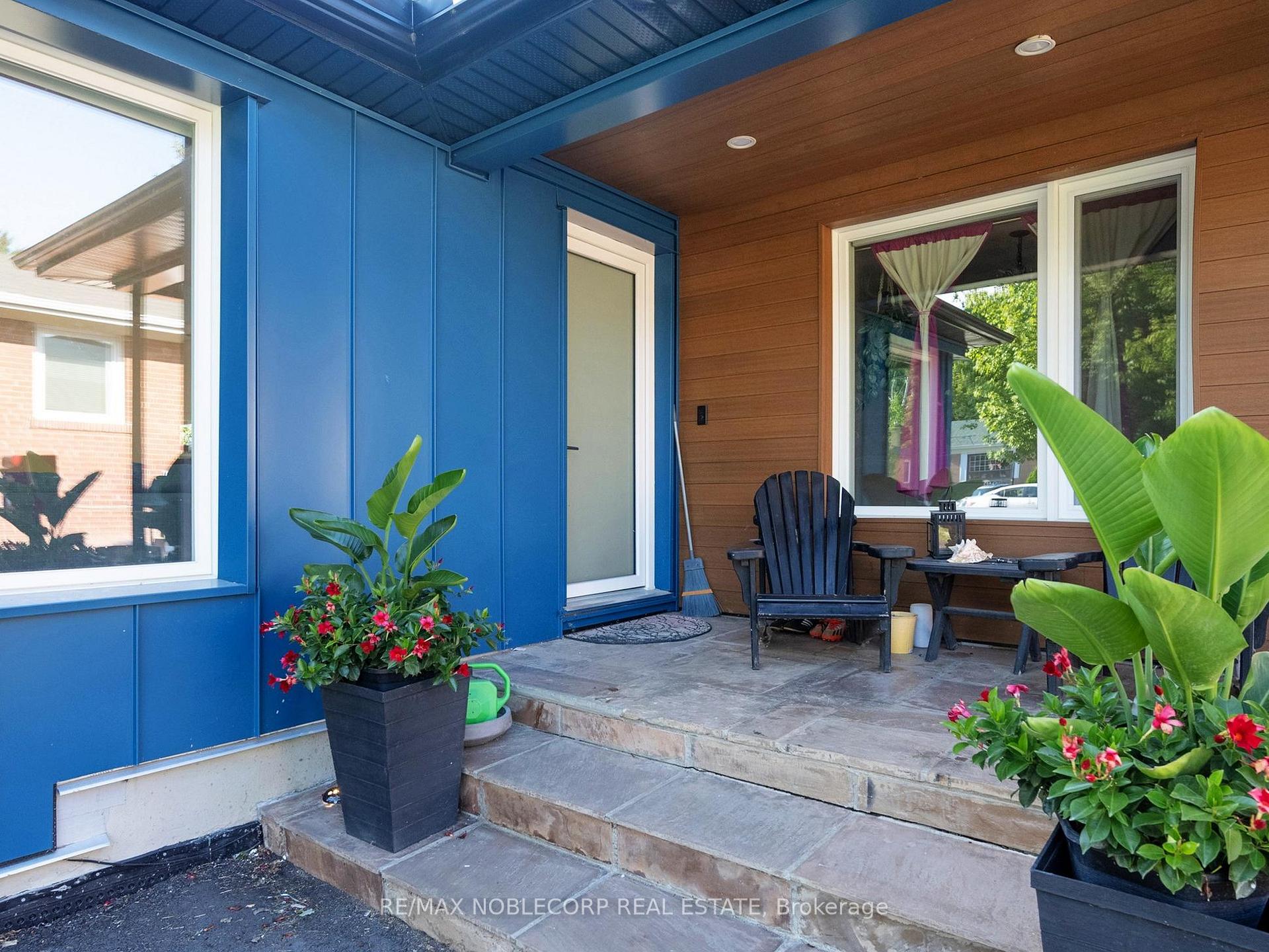 Photo 4 of 100 Rockport Crescent, Richmond Hill, Crosby — HOMEH