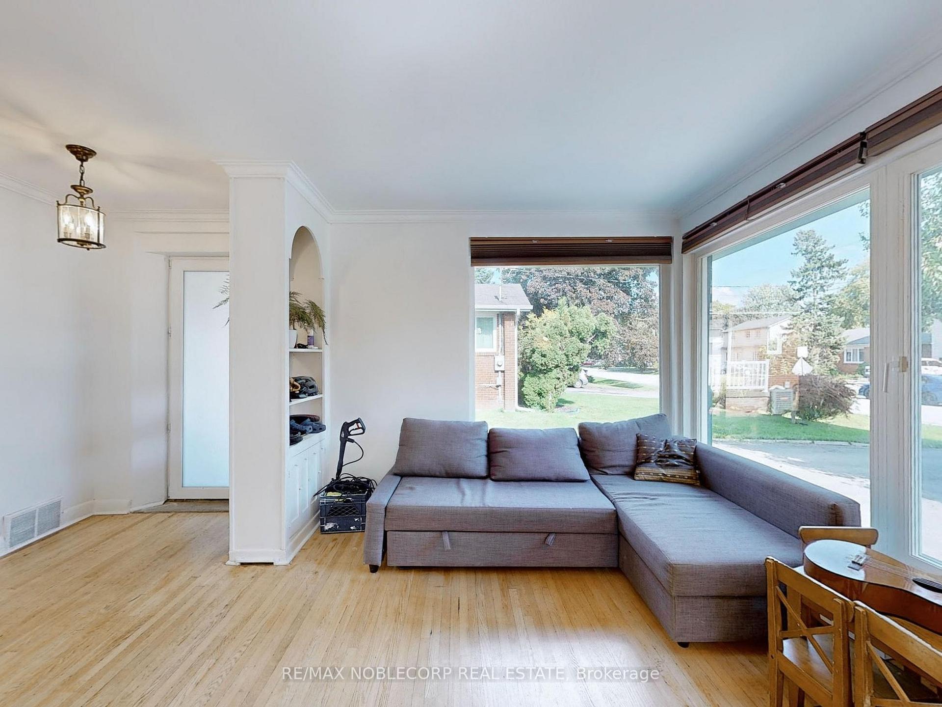 Photo 8 of 100 Rockport Crescent, Richmond Hill, Crosby — HOMEH