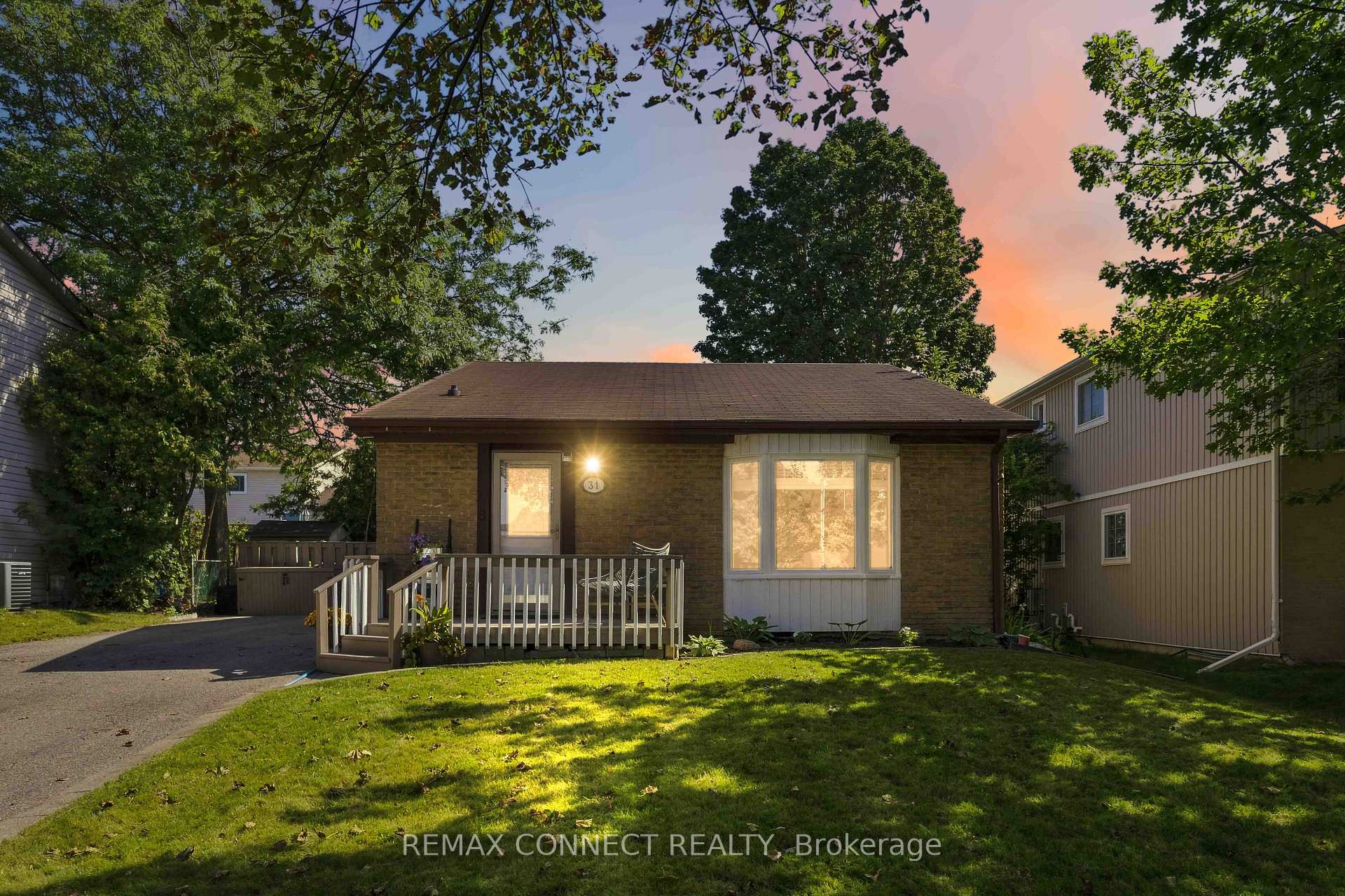 Photo 2 of 31 Roser Crescent, Clarington, Bowmanville — HOMEH
