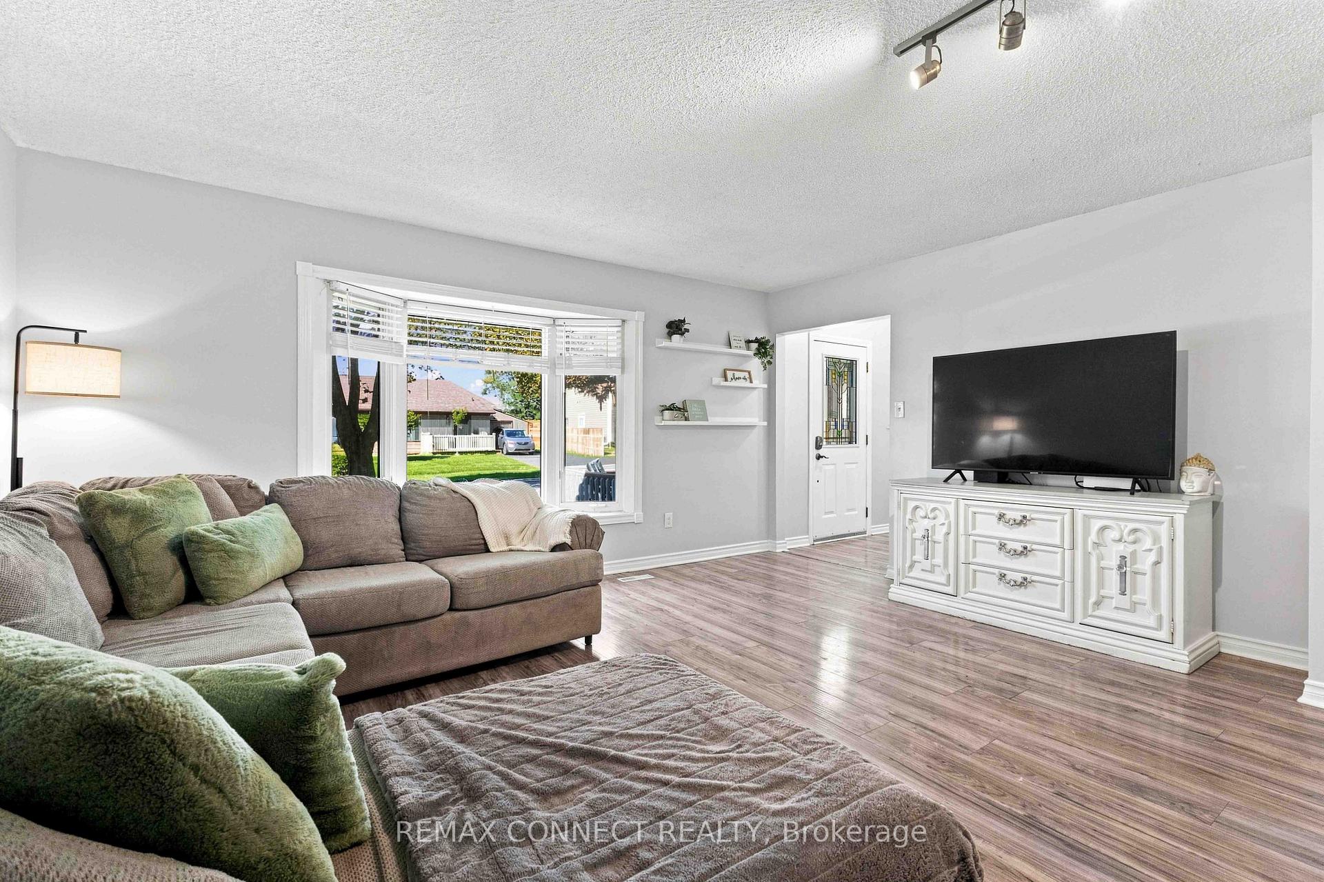 Photo 7 of 31 Roser Crescent, Clarington, Bowmanville — HOMEH