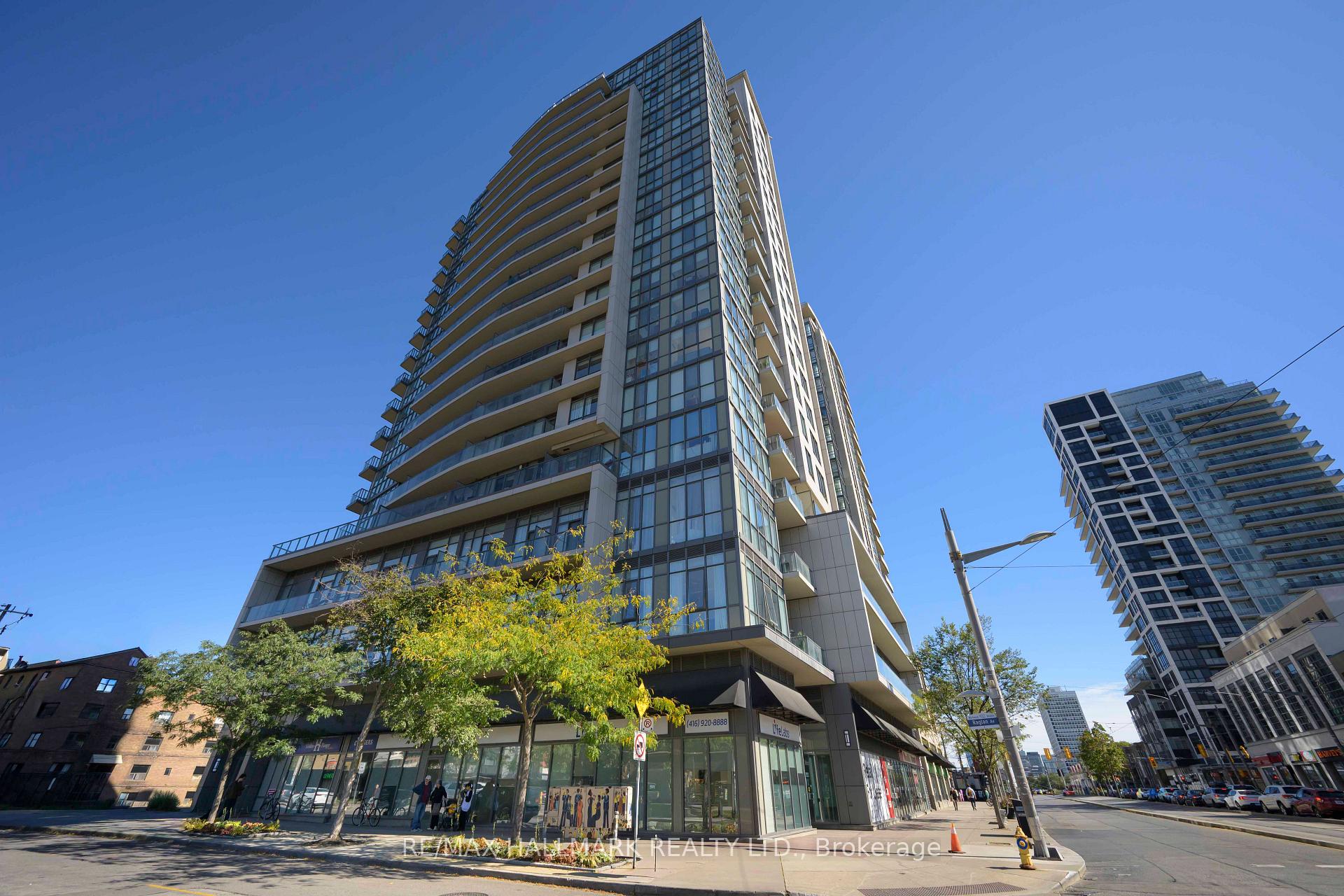 Front of Unit 1404, 530 St Clair Avenue W