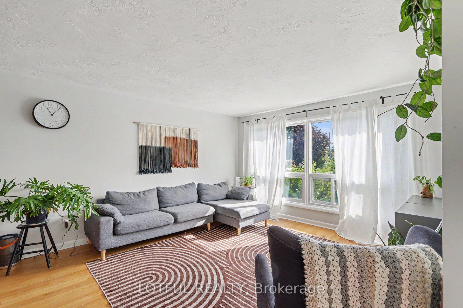 Photo 6 of 2226 Saunderson Drive, Ottawa, Elmvale Acres/Urbandale — HOMEH