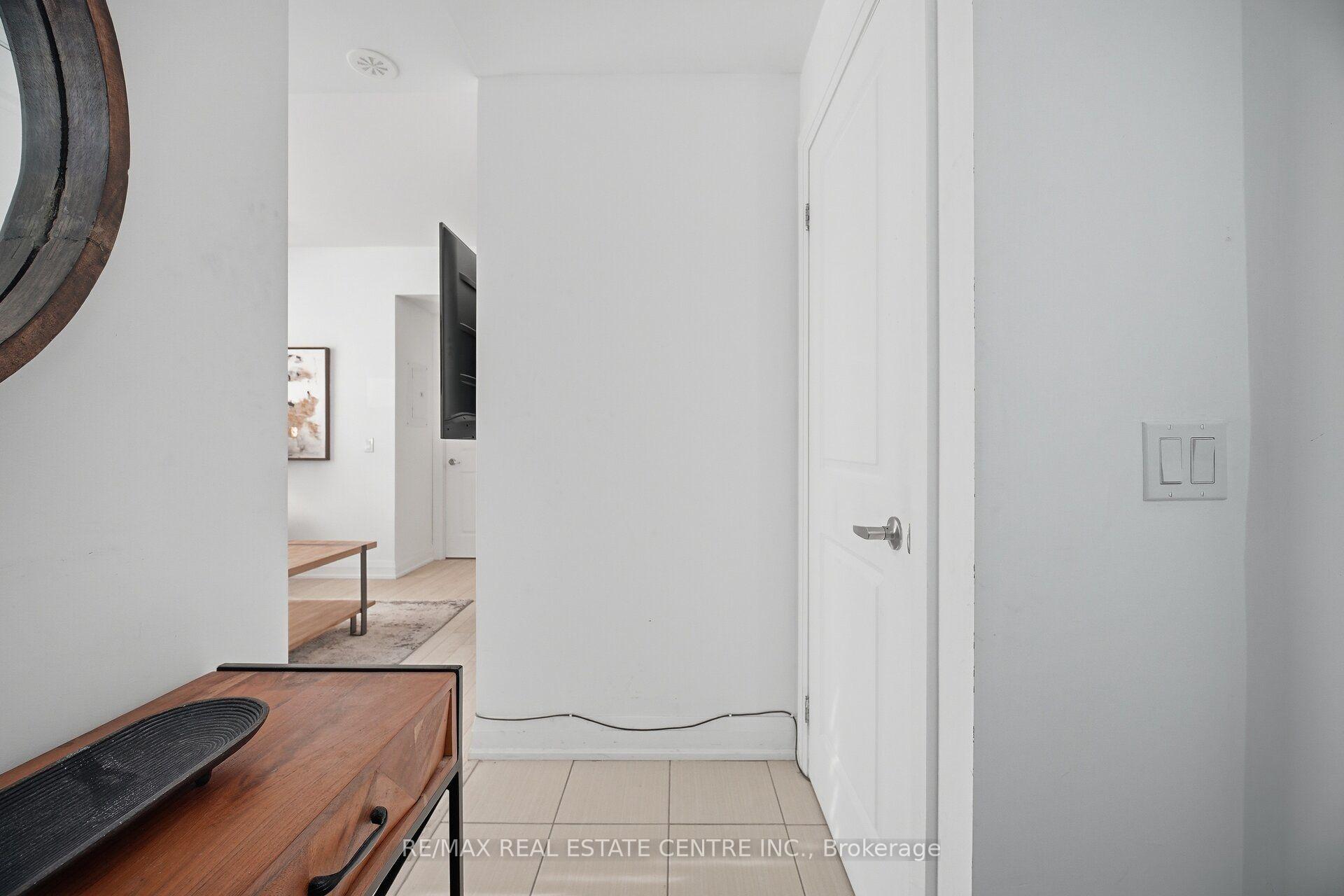 Photo 4 of Unit 1402, 5279 Highway 7, Vaughan, Vaughan Grove — HOMEH