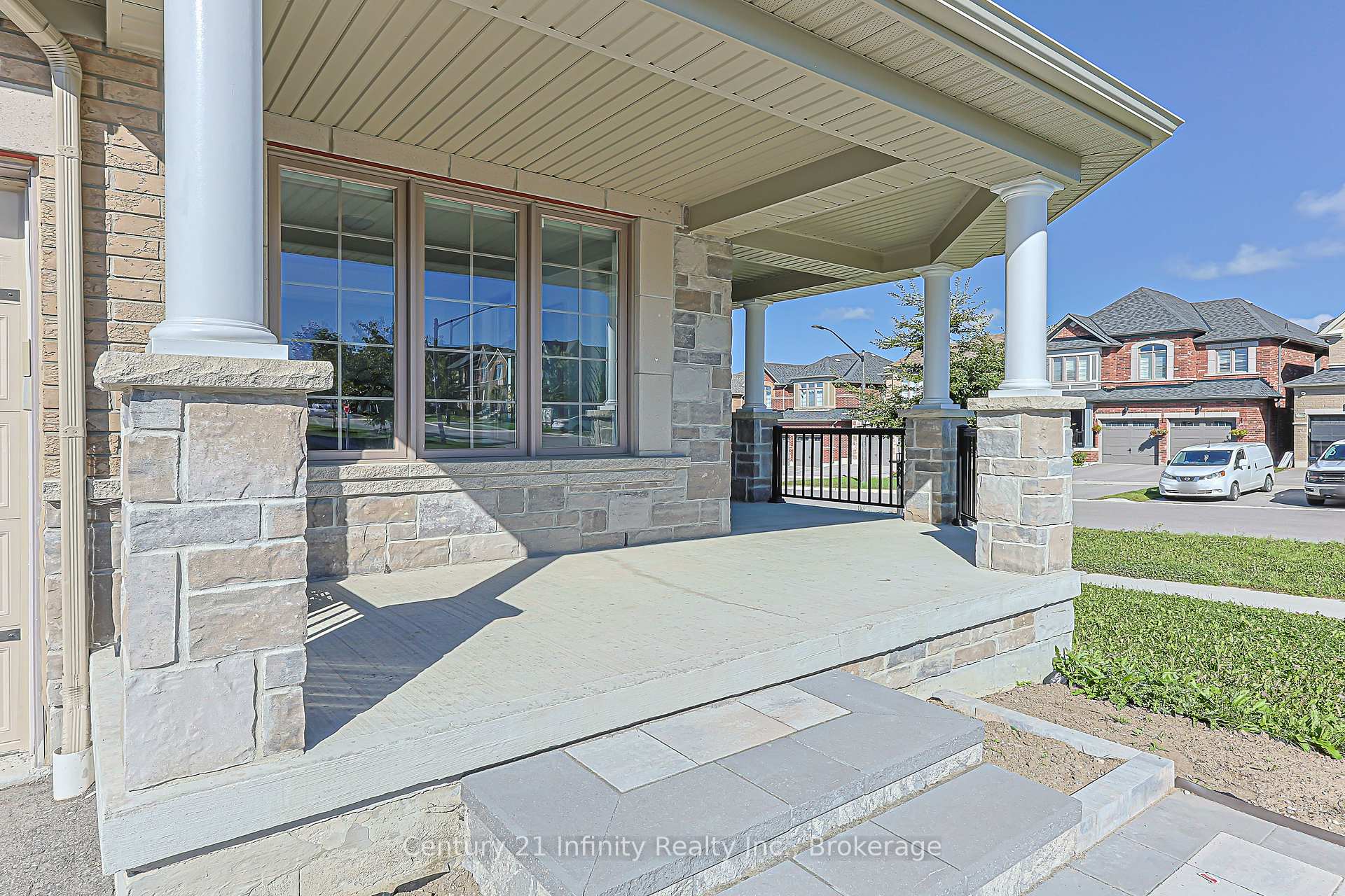 Photo 3 of 2 Gillivary Drive, Whitby, Rural Whitby — HOMEH