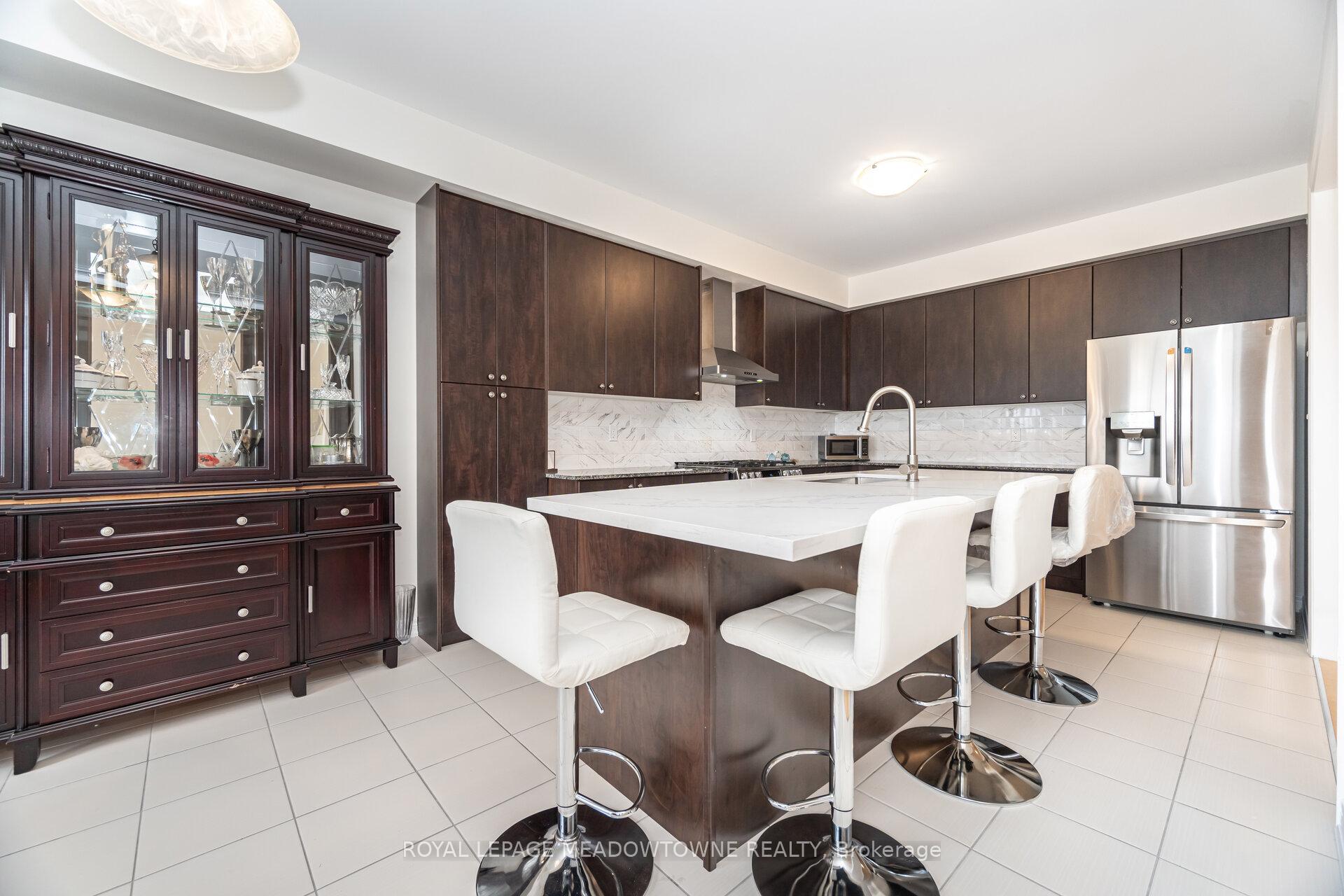 Photo 10 of 301 Ridley Crescent, Southgate — HOMEH