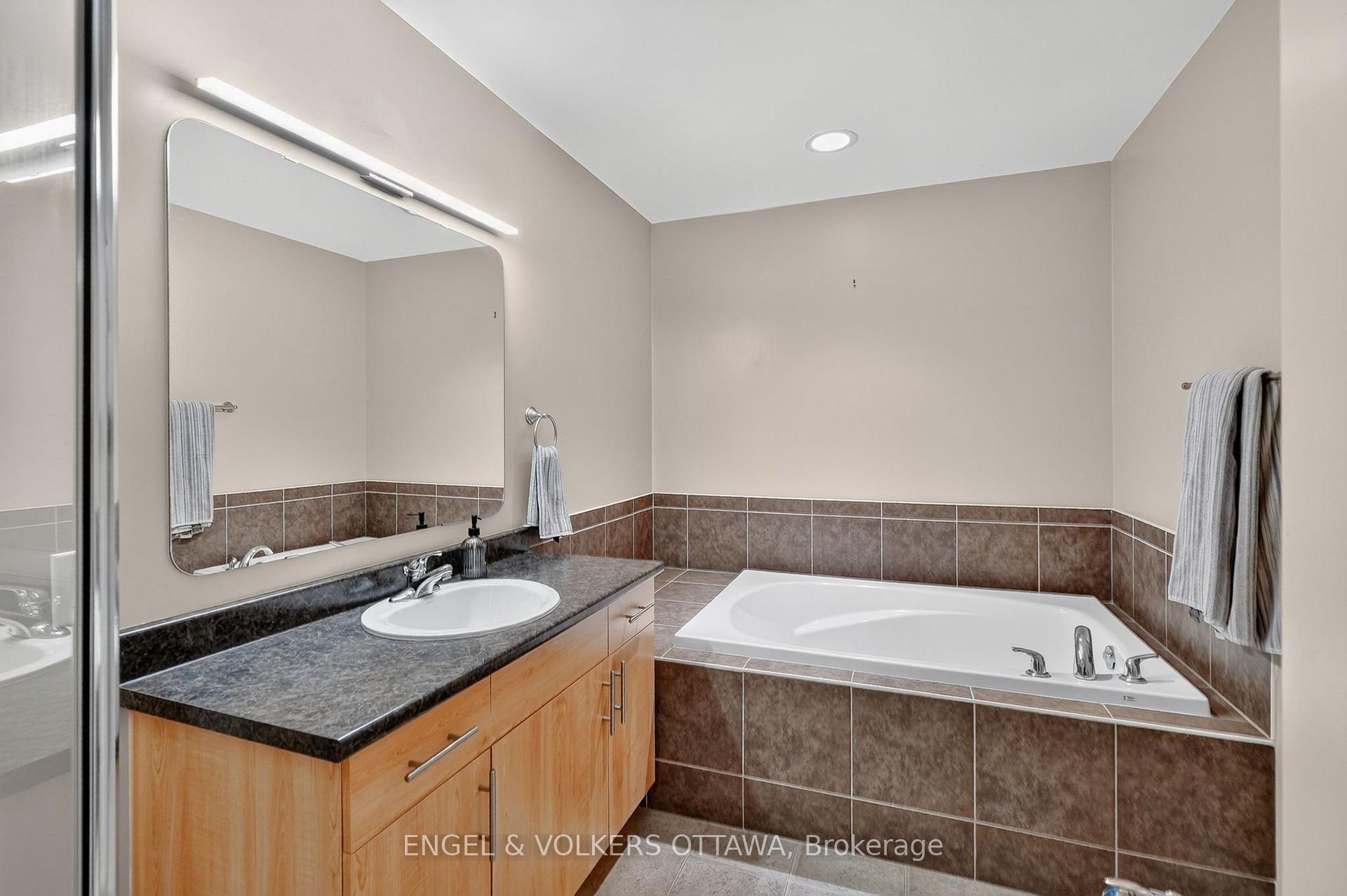 Photo 31 of 123 Eye Bright Crescent, Ottawa, Riverside South/Gloucester Glen — HOMEH