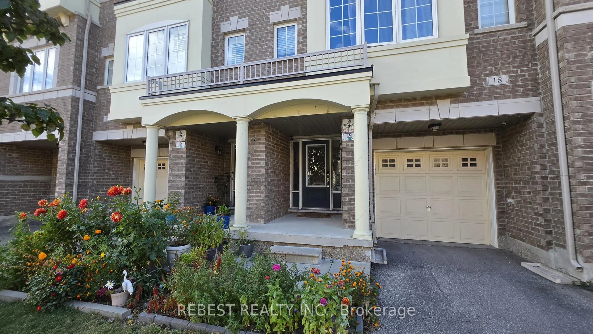 Photo 5 of 18 Aspen Hill Road, Brampton, Bram West — HOMEH