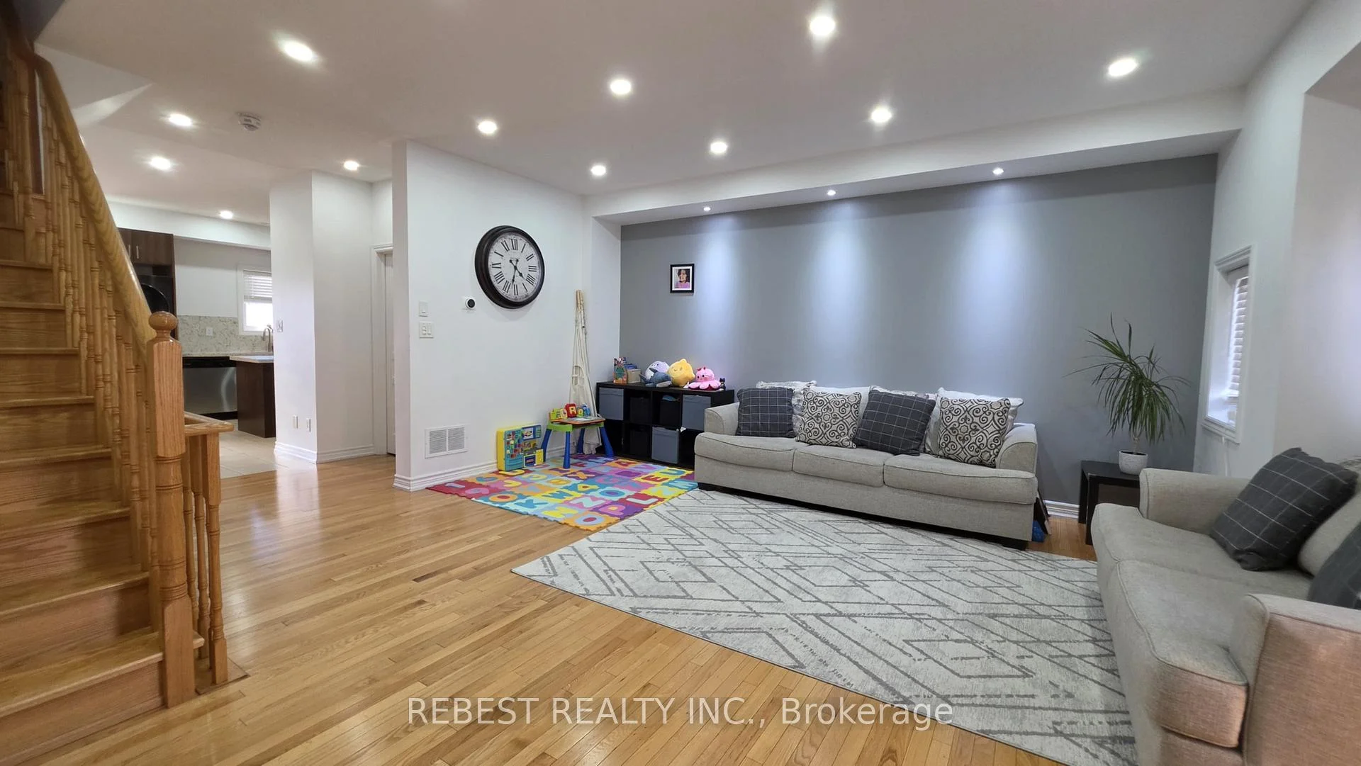 Photo 17 of 18 Aspen Hill Road, Brampton, Bram West — HOMEH