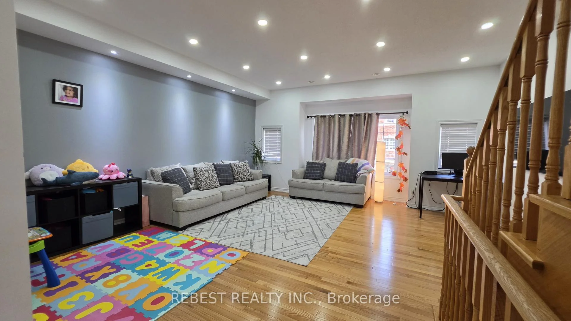 Photo 19 of 18 Aspen Hill Road, Brampton, Bram West — HOMEH