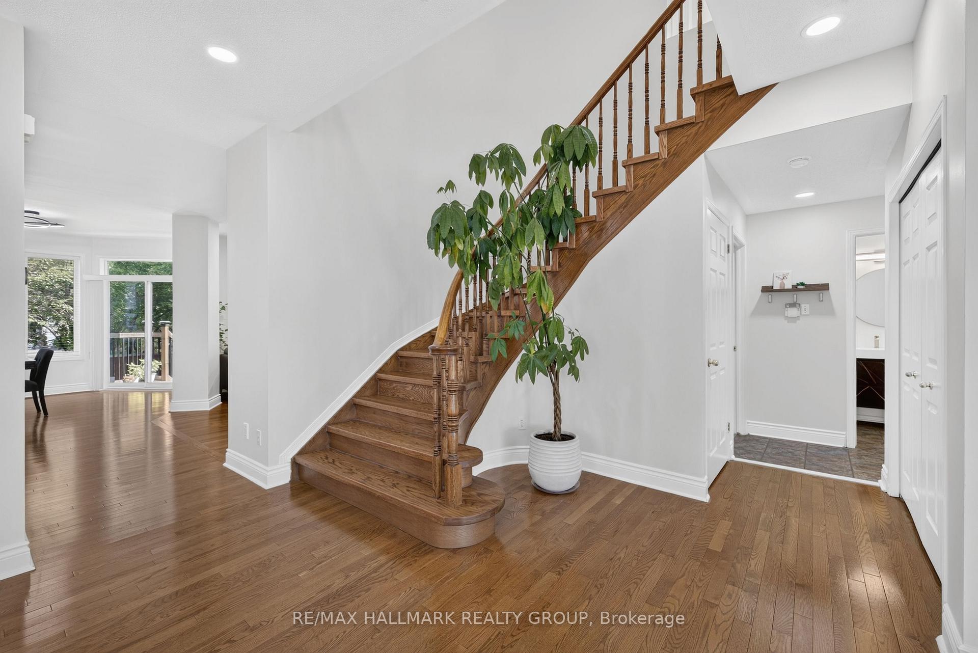 Photo 8 of 42 Glenrill Place S, Ottawa, Kanata - Emerald Meadows/Trailwest — HOMEH