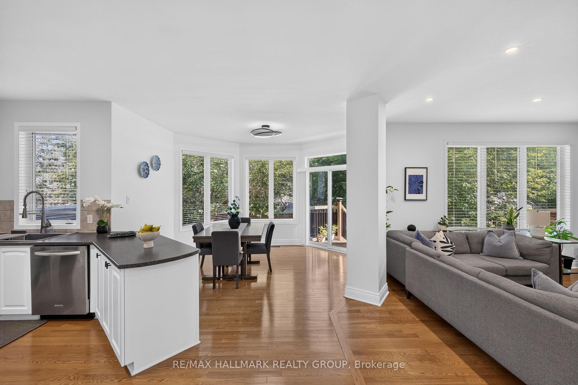 Photo 9 of 42 Glenrill Place S, Ottawa, Kanata - Emerald Meadows/Trailwest — HOMEH