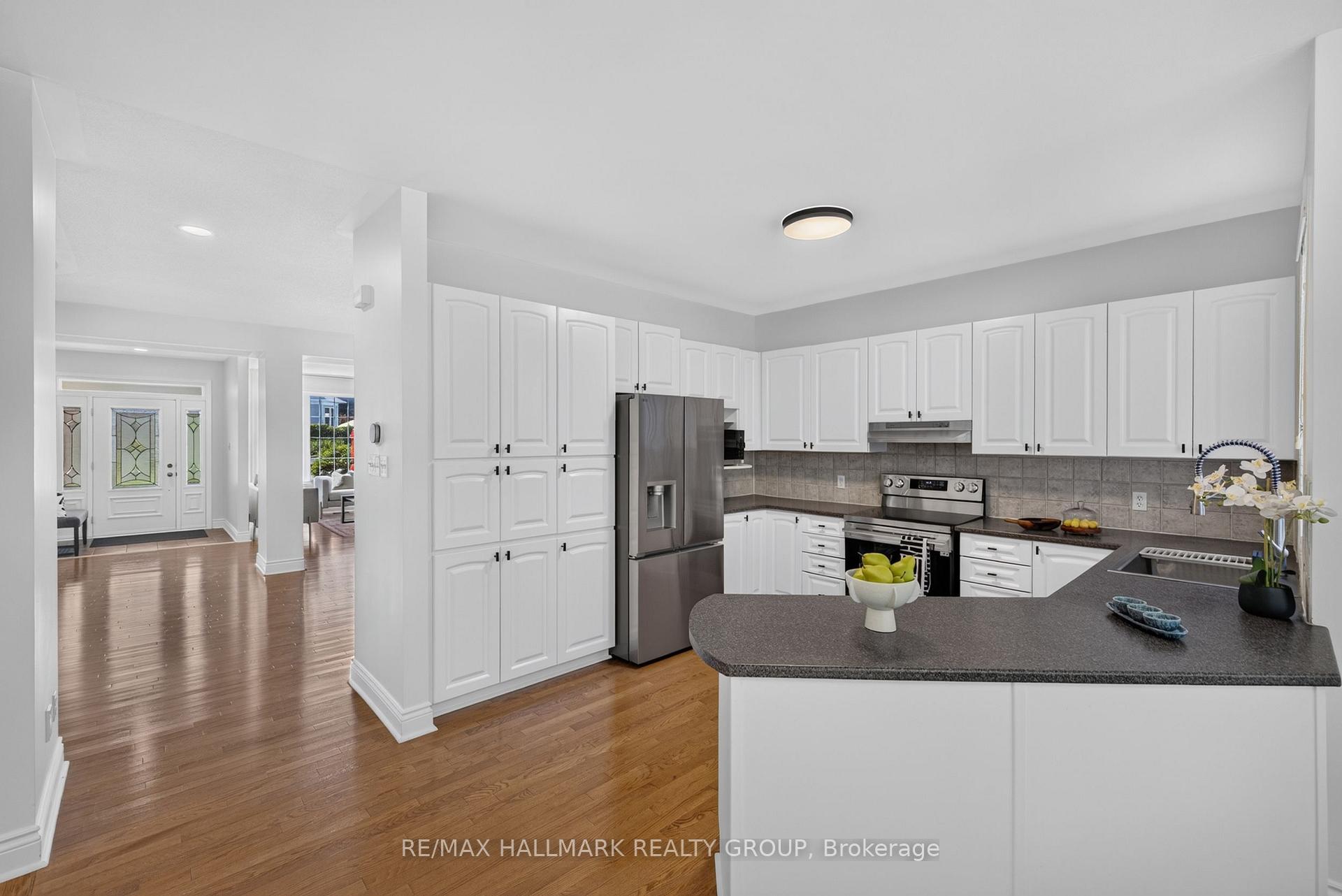 Photo 10 of 42 Glenrill Place S, Ottawa, Kanata - Emerald Meadows/Trailwest — HOMEH