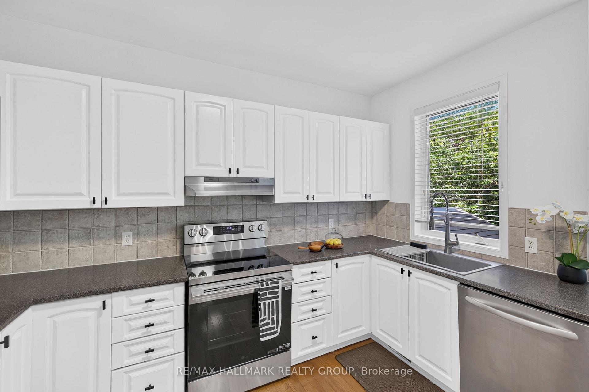 Photo 12 of 42 Glenrill Place S, Ottawa, Kanata - Emerald Meadows/Trailwest — HOMEH