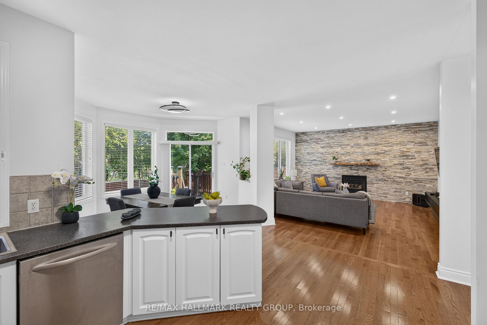 Photo 13 of 42 Glenrill Place S, Ottawa, Kanata - Emerald Meadows/Trailwest — HOMEH