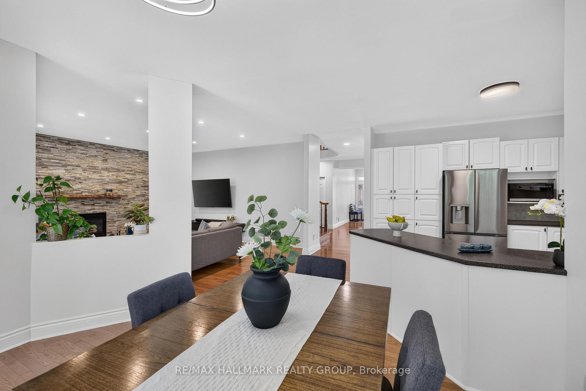 Photo 16 of 42 Glenrill Place S, Ottawa, Kanata - Emerald Meadows/Trailwest — HOMEH