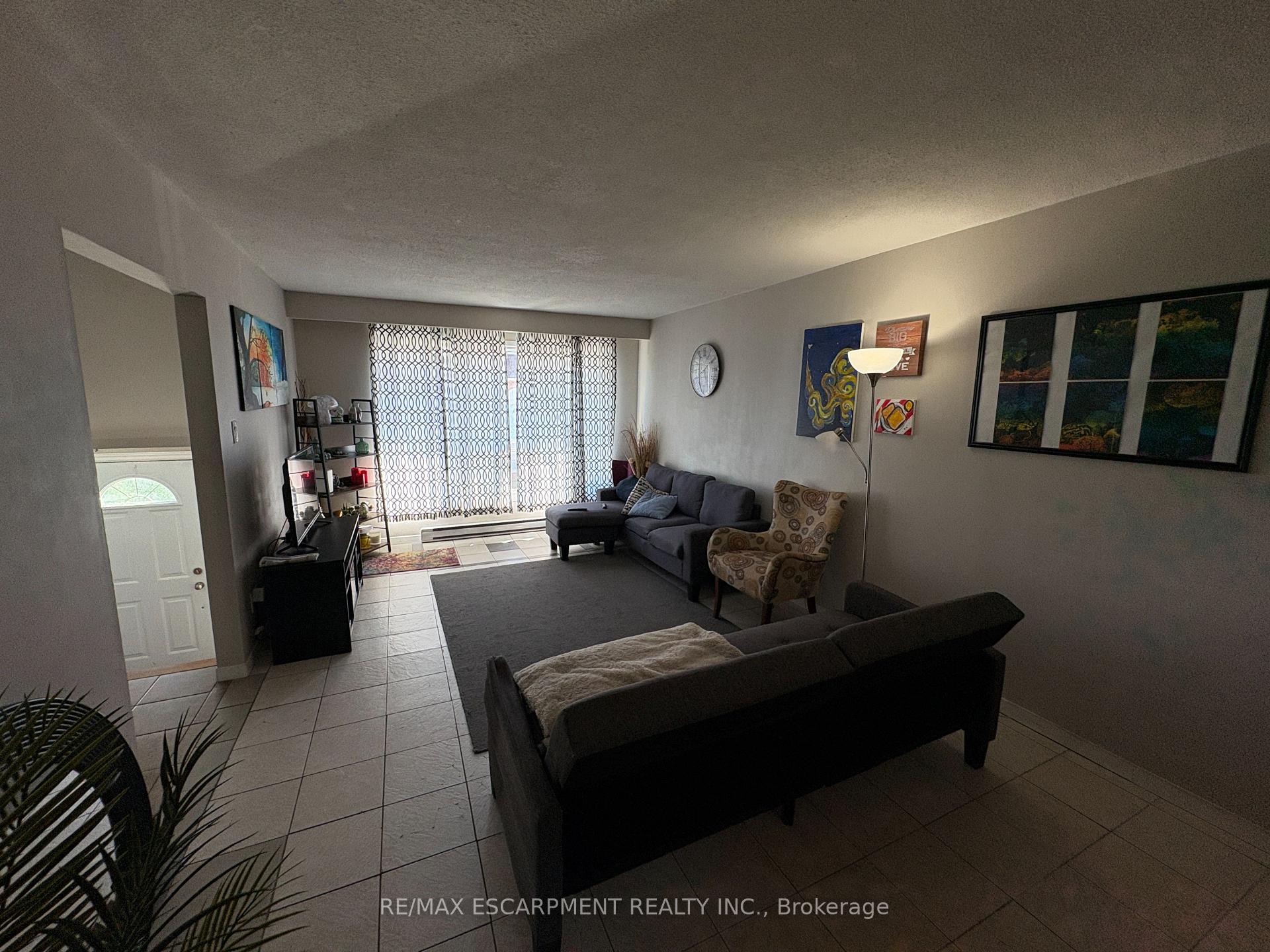 Photo 3 of Unit 4, 2380 Bromsgrove Road, Mississauga, Clarkson — HOMEH