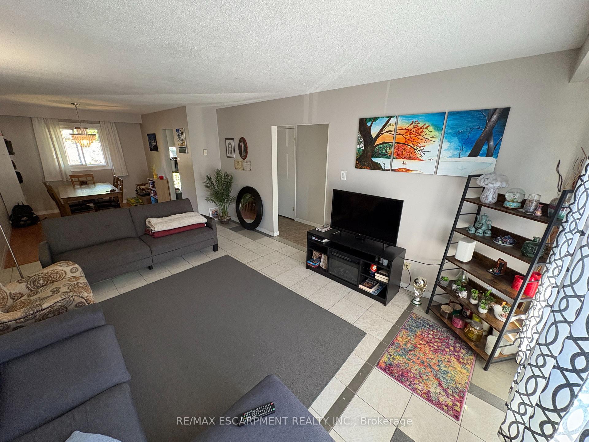 Photo 4 of Unit 4, 2380 Bromsgrove Road, Mississauga, Clarkson — HOMEH