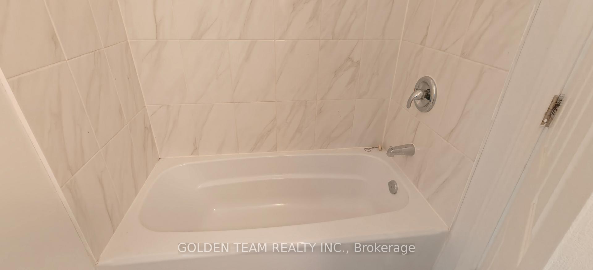 Photo 8 of Unit B, 620 Srigley Street, Newmarket, Gorham-College Manor — HOMEH