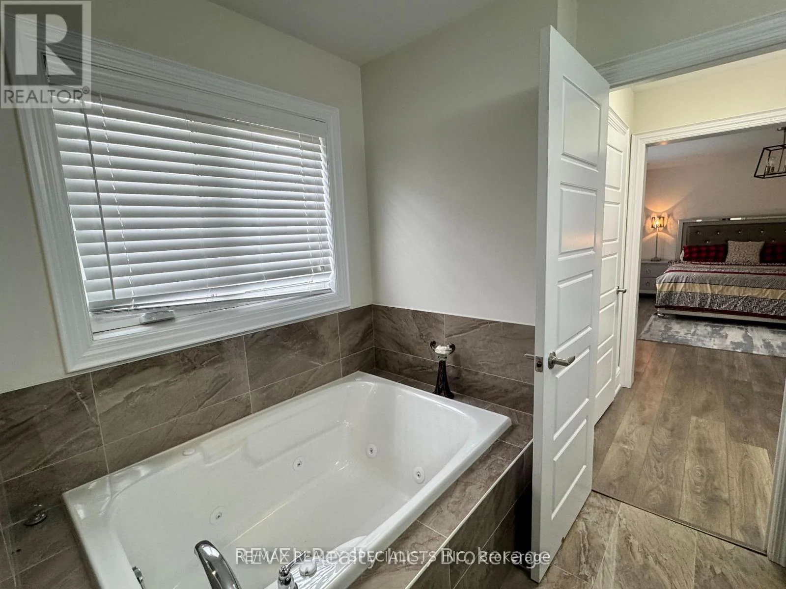 Photo 42 of 8619 Chickory Trail, Niagara Falls, Brown — HOMEH