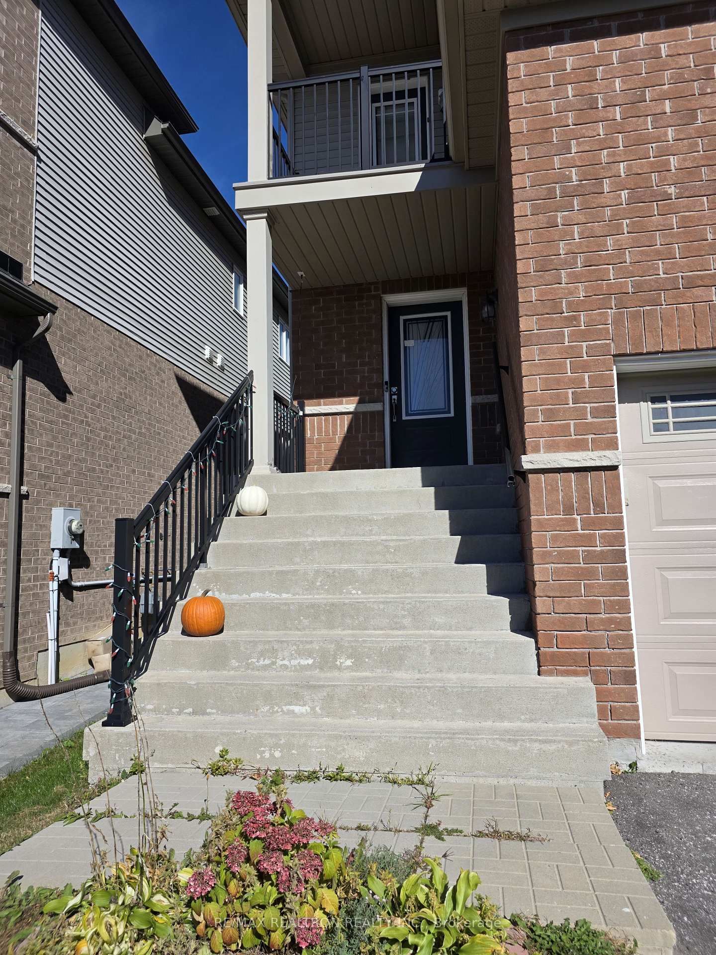 Photo 4 of 1813 Shelburne Street, Oshawa, Samac — HOMEH