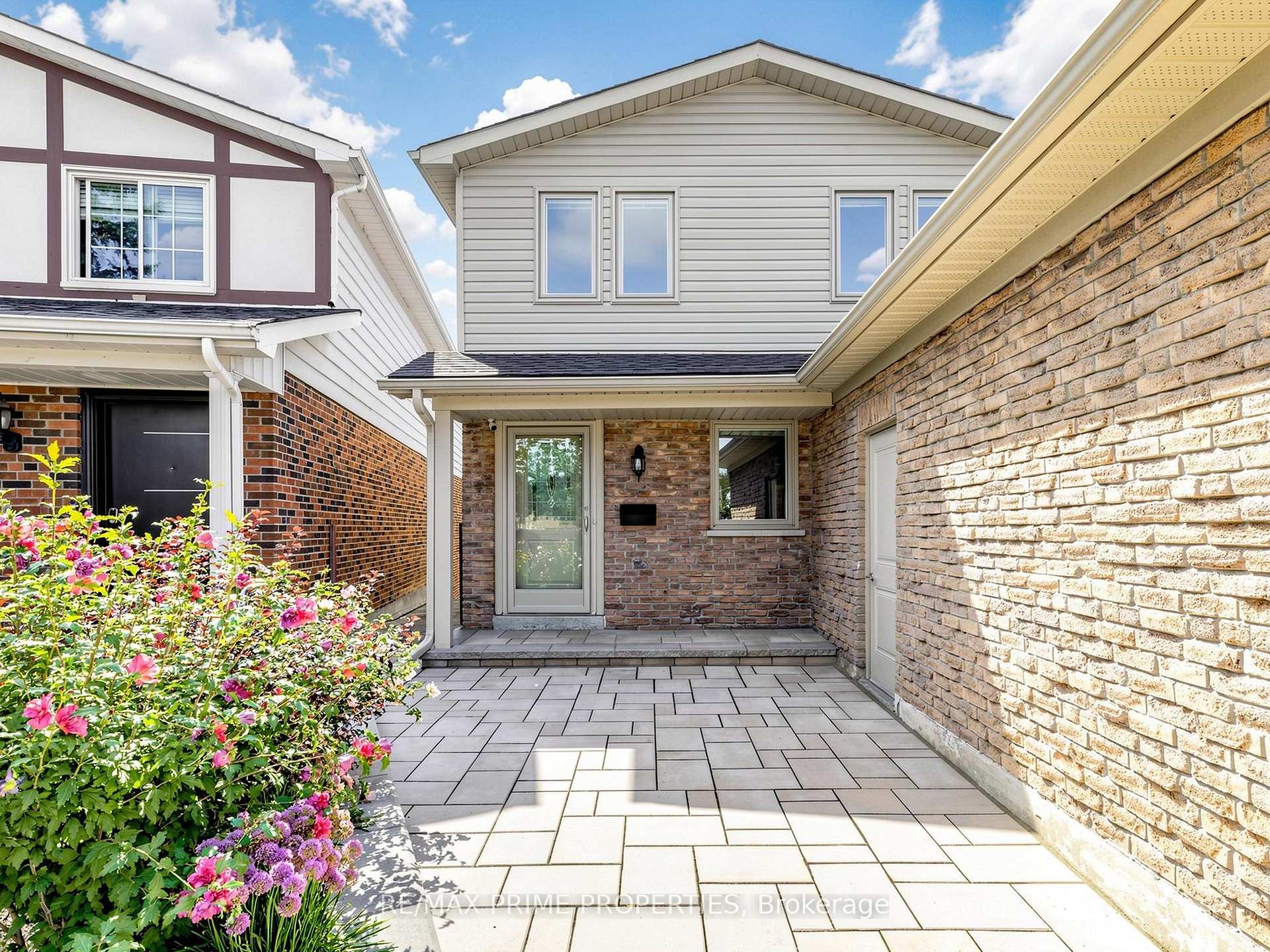 Photo 2 of 19 Post Horn Grove, Scarborough, Agincourt North — HOMEH