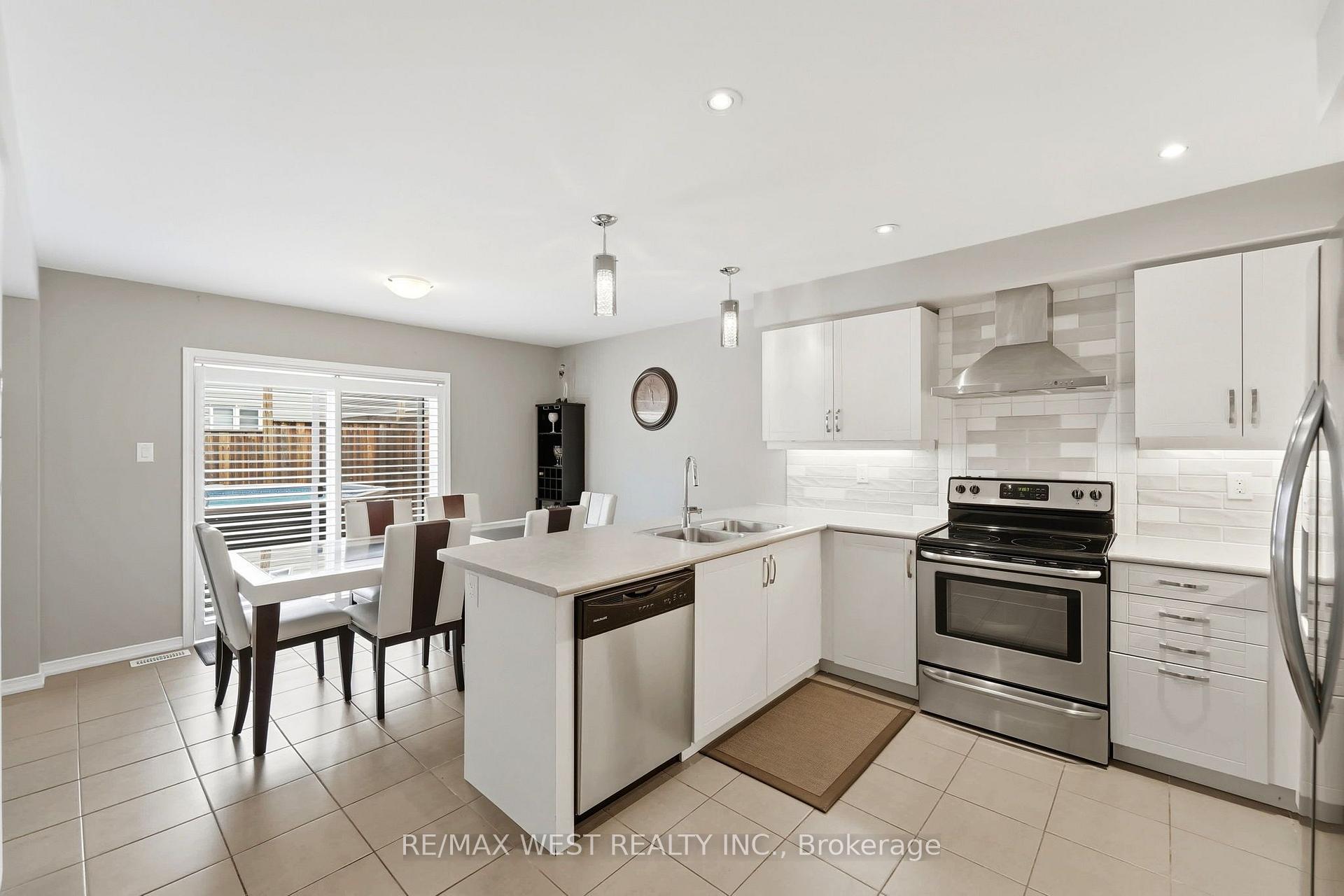 Photo 3 of 234 Voyager Pass, Hamilton, Binbrook — HOMEH