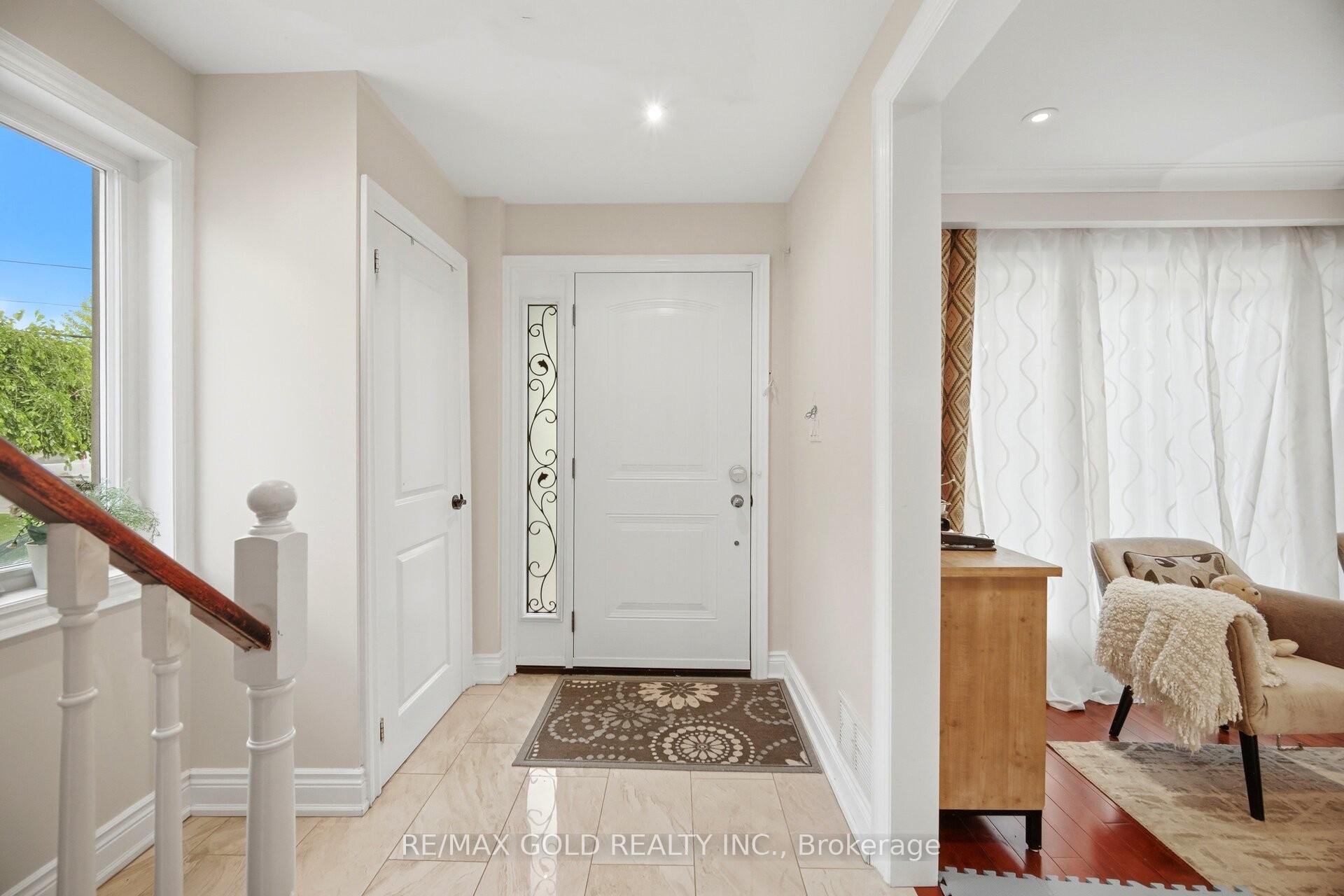 Photo 3 of 352 Maple Leaf Drive, North York, Maple Leaf — HOMEH