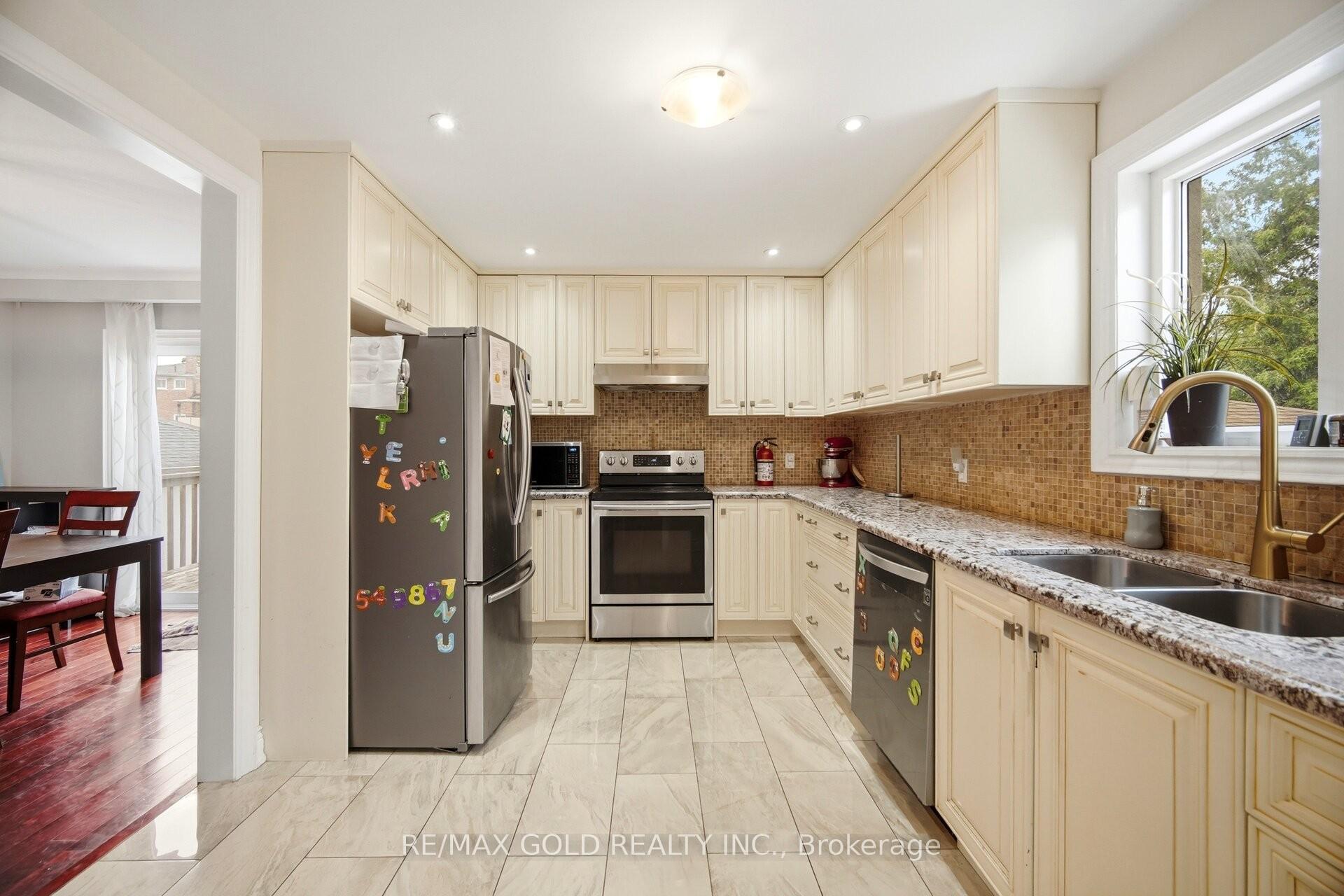 Photo 8 of 352 Maple Leaf Drive, North York, Maple Leaf — HOMEH