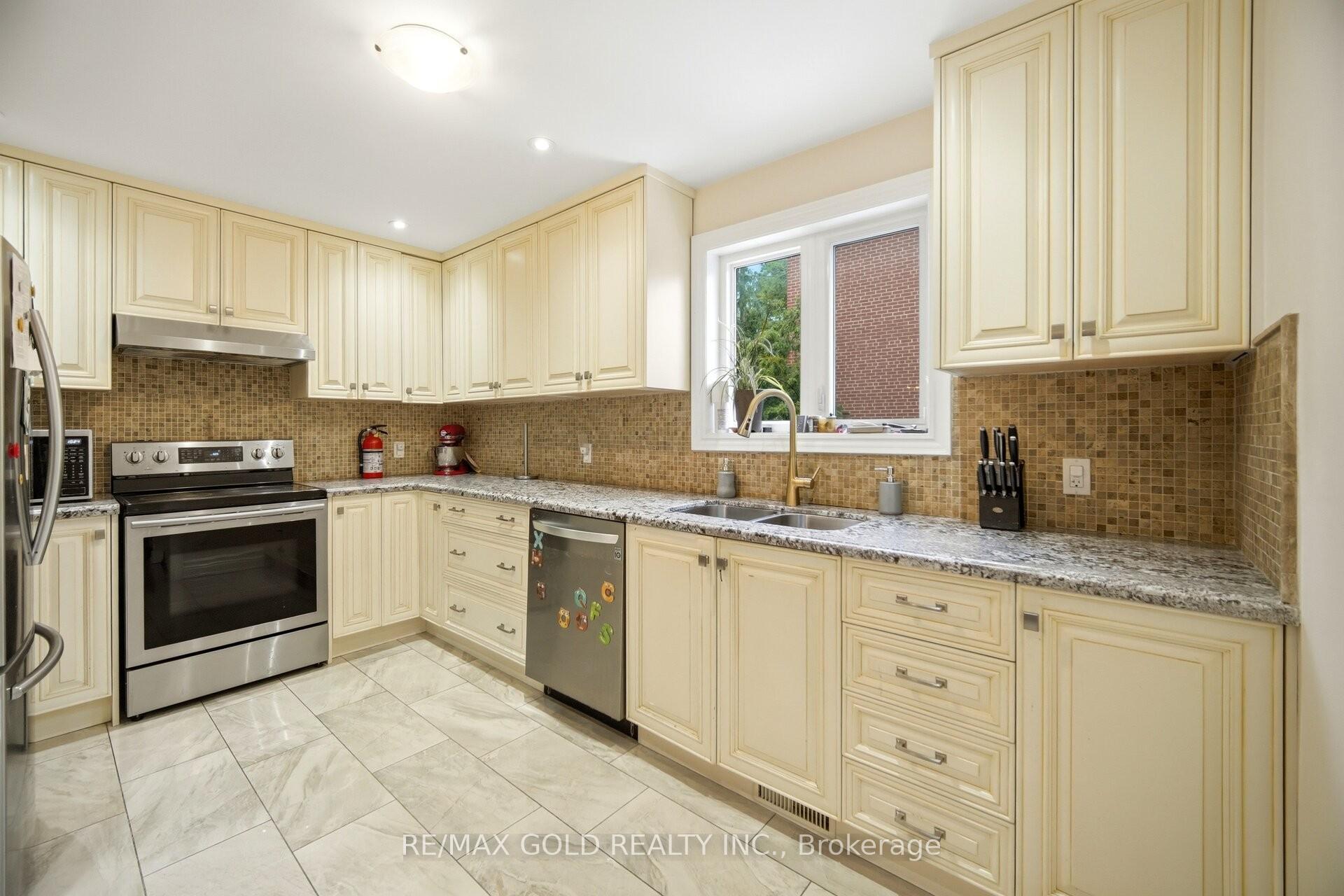 Photo 9 of 352 Maple Leaf Drive, North York, Maple Leaf — HOMEH
