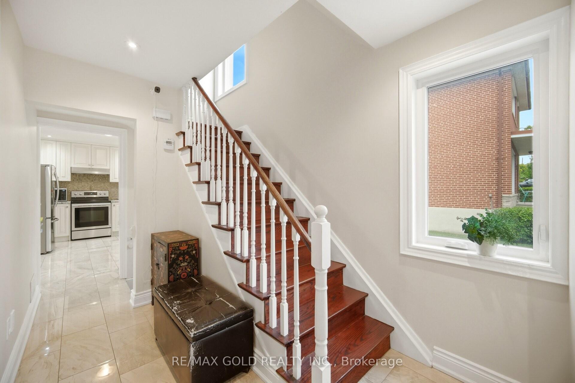 Photo 10 of 352 Maple Leaf Drive, North York, Maple Leaf — HOMEH