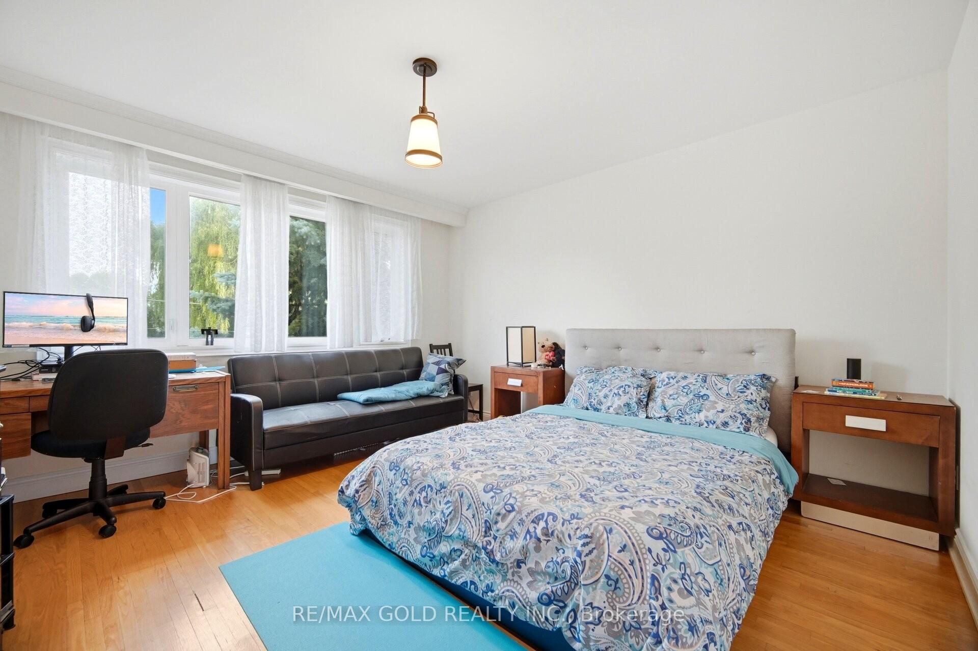 Photo 12 of 352 Maple Leaf Drive, North York, Maple Leaf — HOMEH