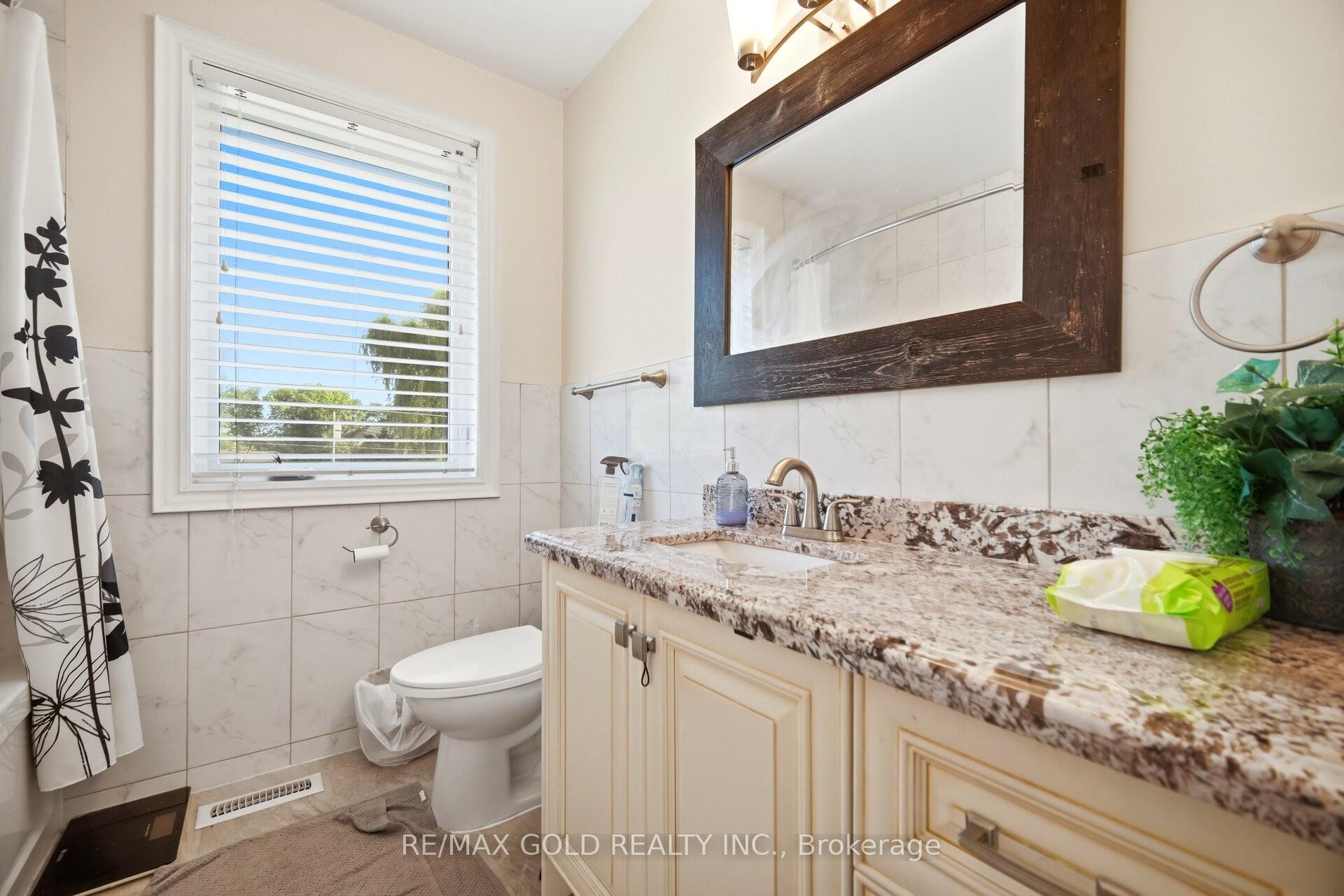 Photo 14 of 352 Maple Leaf Drive, North York, Maple Leaf — HOMEH