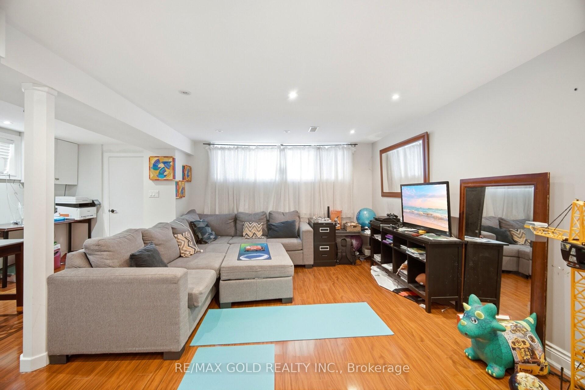 Photo 15 of 352 Maple Leaf Drive, North York, Maple Leaf — HOMEH