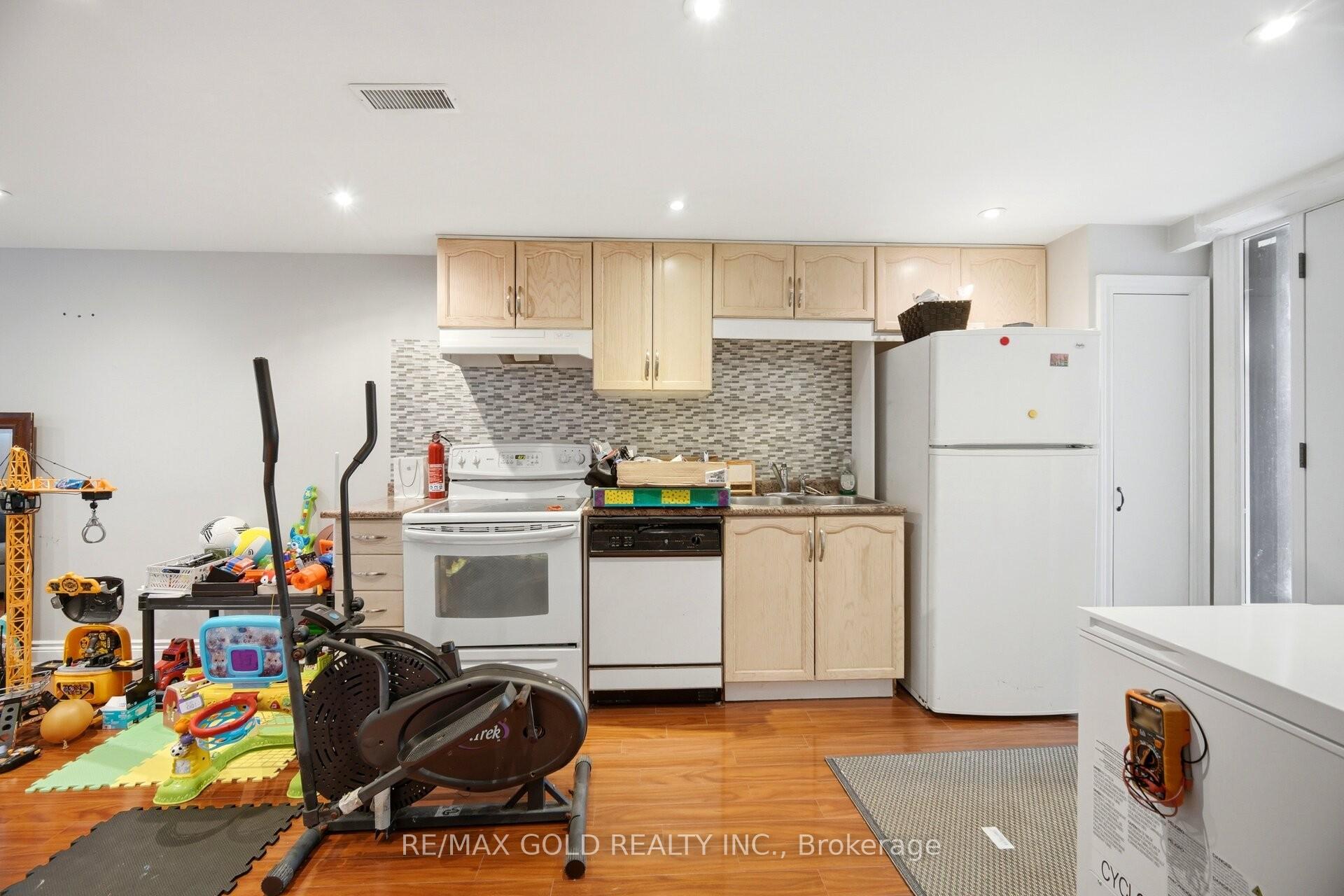 Photo 16 of 352 Maple Leaf Drive, North York, Maple Leaf — HOMEH