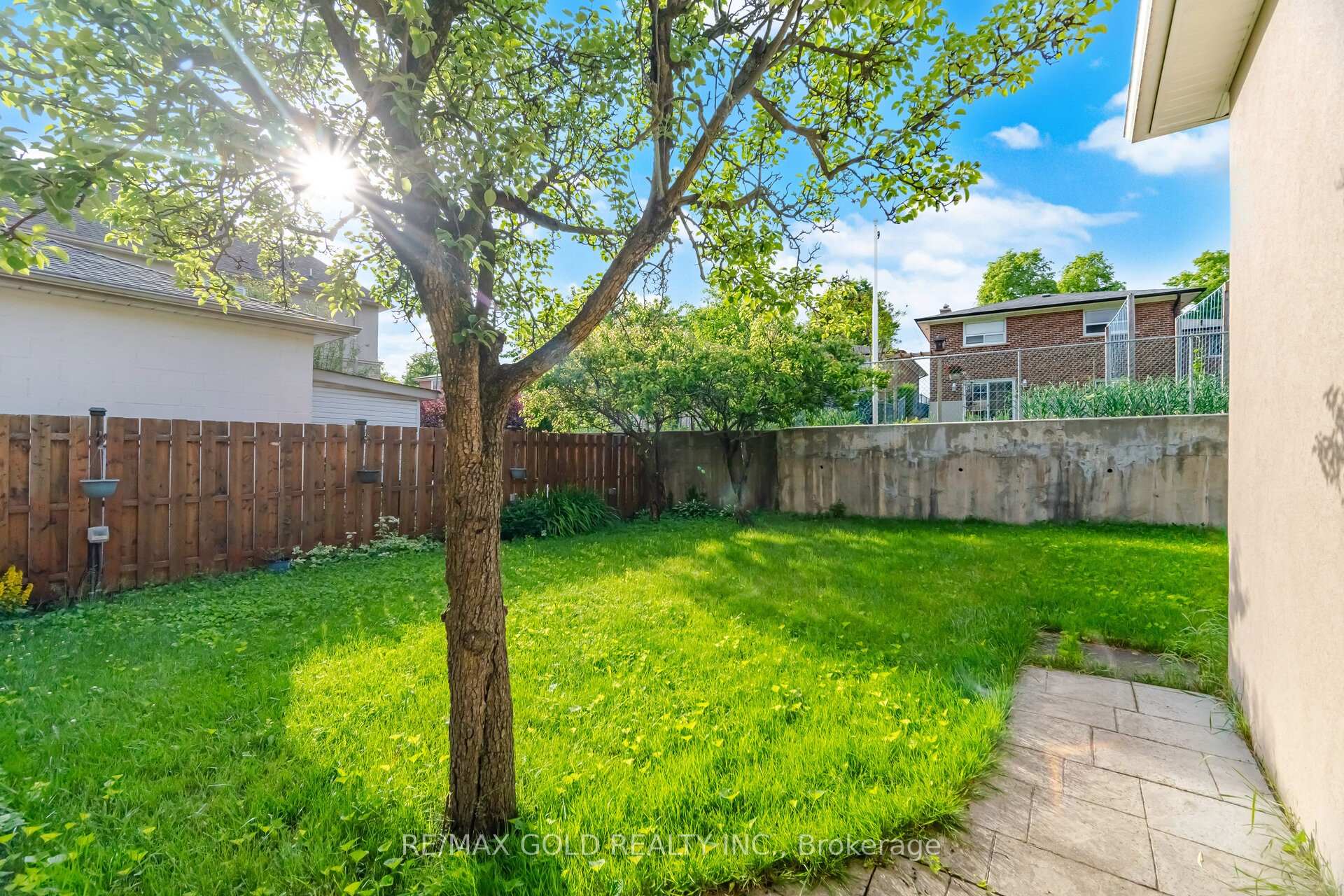Photo 19 of 352 Maple Leaf Drive, North York, Maple Leaf — HOMEH