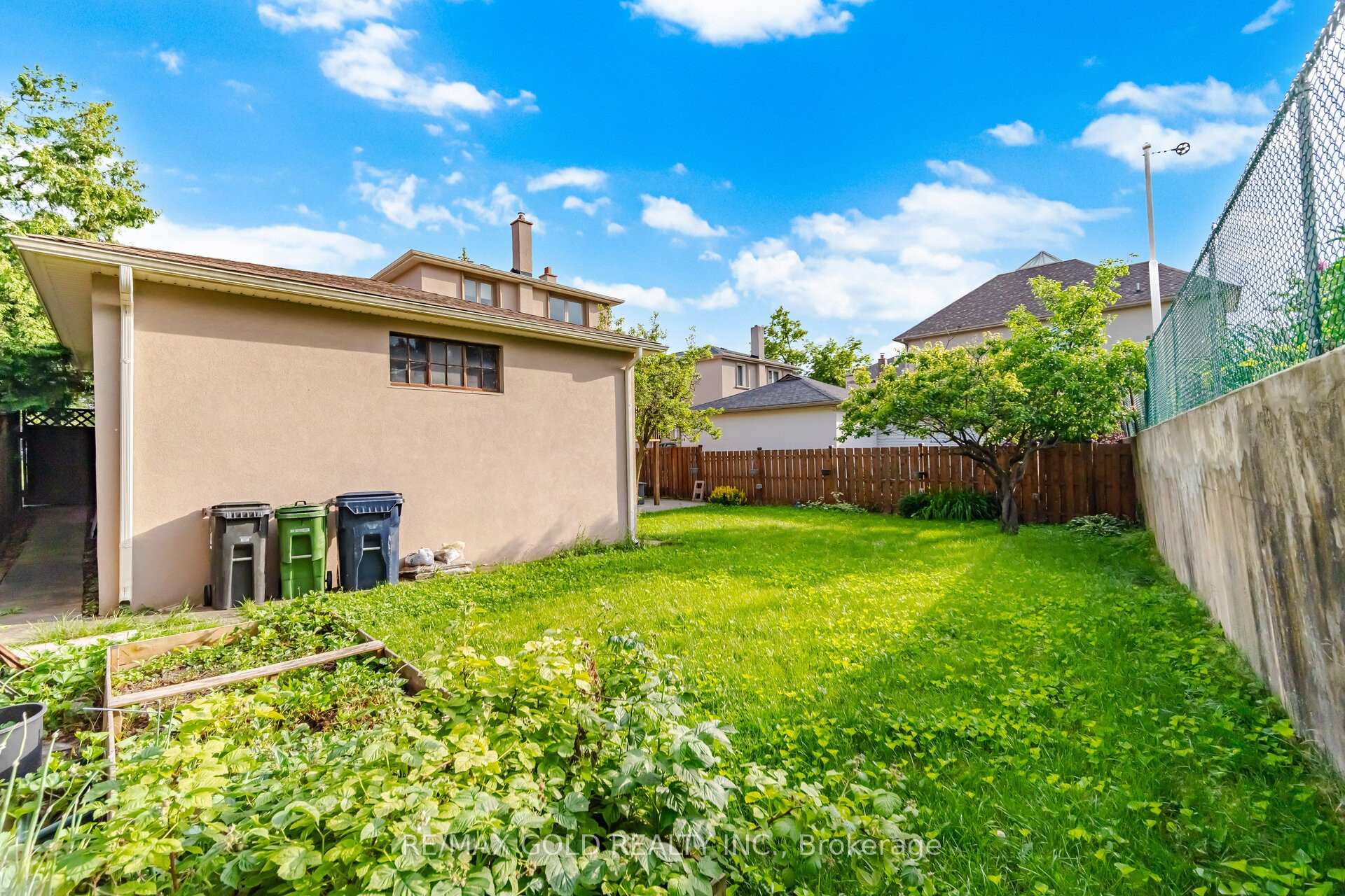 Photo 21 of 352 Maple Leaf Drive, North York, Maple Leaf — HOMEH