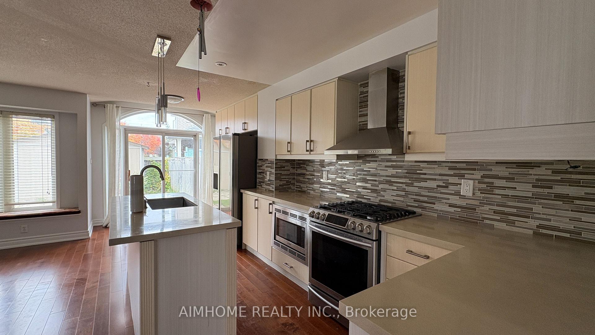 Photo 7 of 90 Briarhall Crescent, Markham, Berczy — HOMEH
