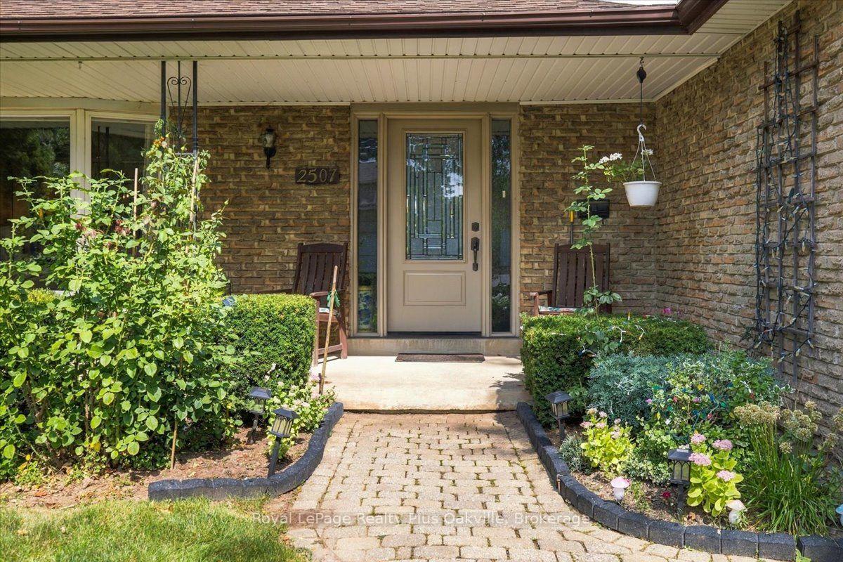 Photo 3 of 2507 Woburn Crescent, Oakville, West — HOMEH