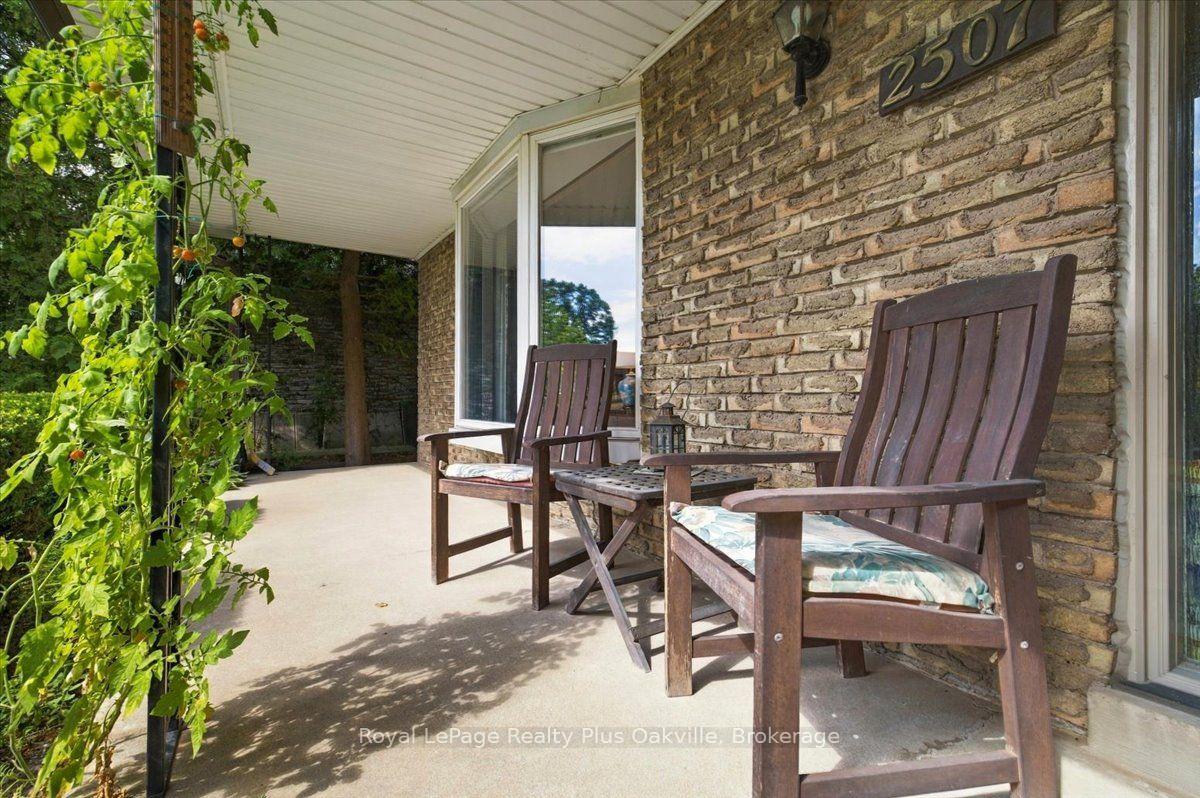 Photo 4 of 2507 Woburn Crescent, Oakville, West — HOMEH