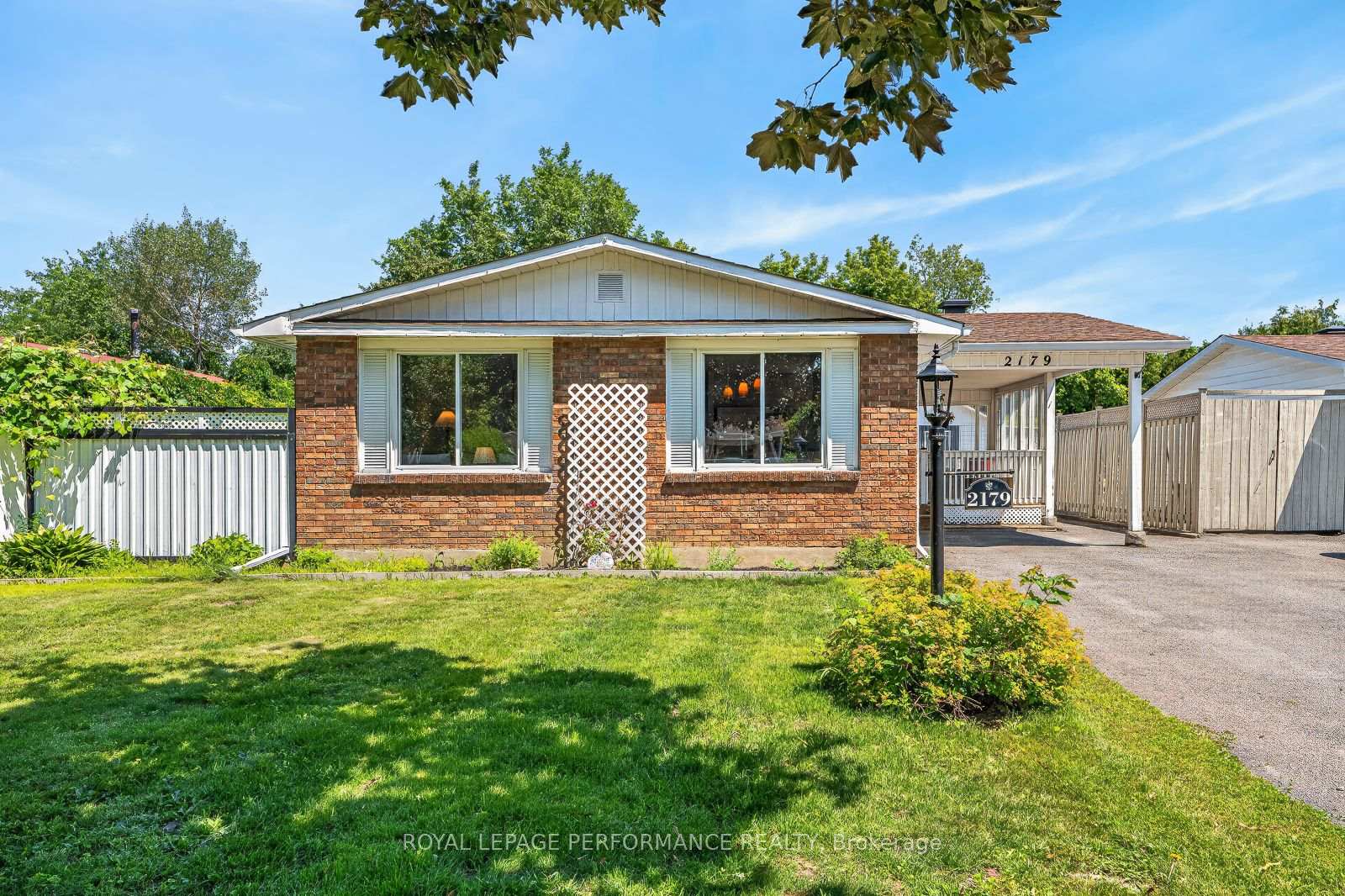 Photo of 2179 Erinbrook Crescent