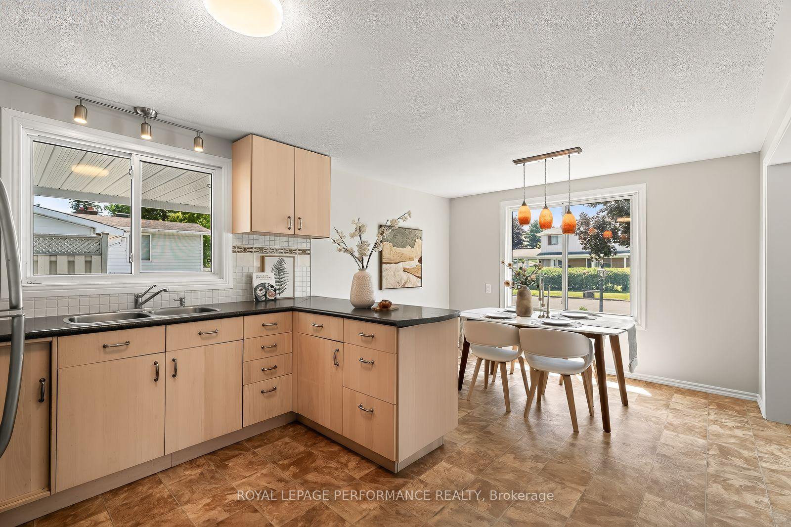 Photo 9 of 2179 Erinbrook Crescent, Ottawa, Sheffield Glen/Industrial Park — HOMEH