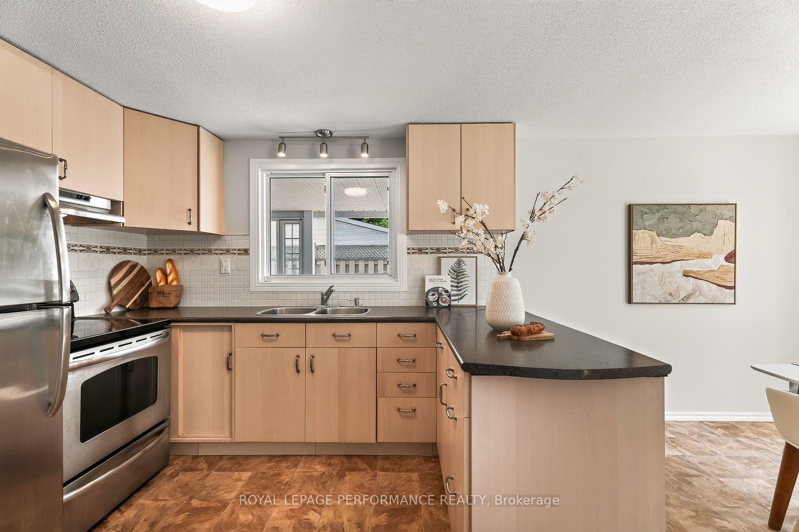 Photo 10 of 2179 Erinbrook Crescent, Ottawa, Sheffield Glen/Industrial Park — HOMEH