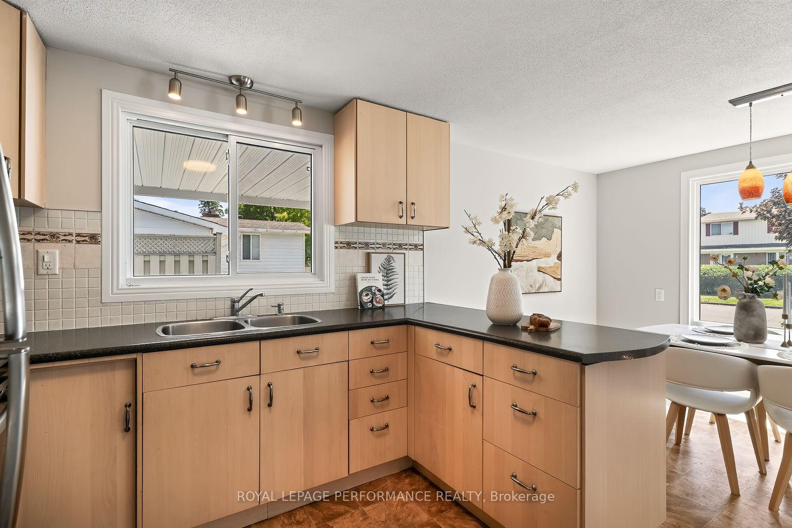 Photo 11 of 2179 Erinbrook Crescent, Ottawa, Sheffield Glen/Industrial Park — HOMEH