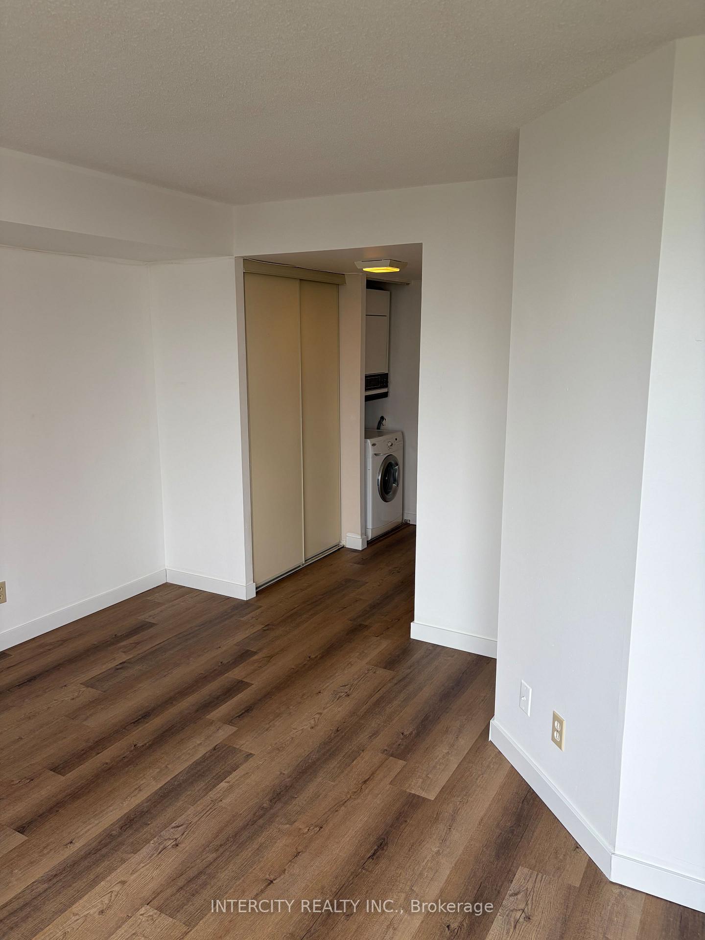 Photo 6 of Unit 1110, 61 Markbrook Lane, Etobicoke, Mount Olive-Silverstone-Jamestown — HOMEH