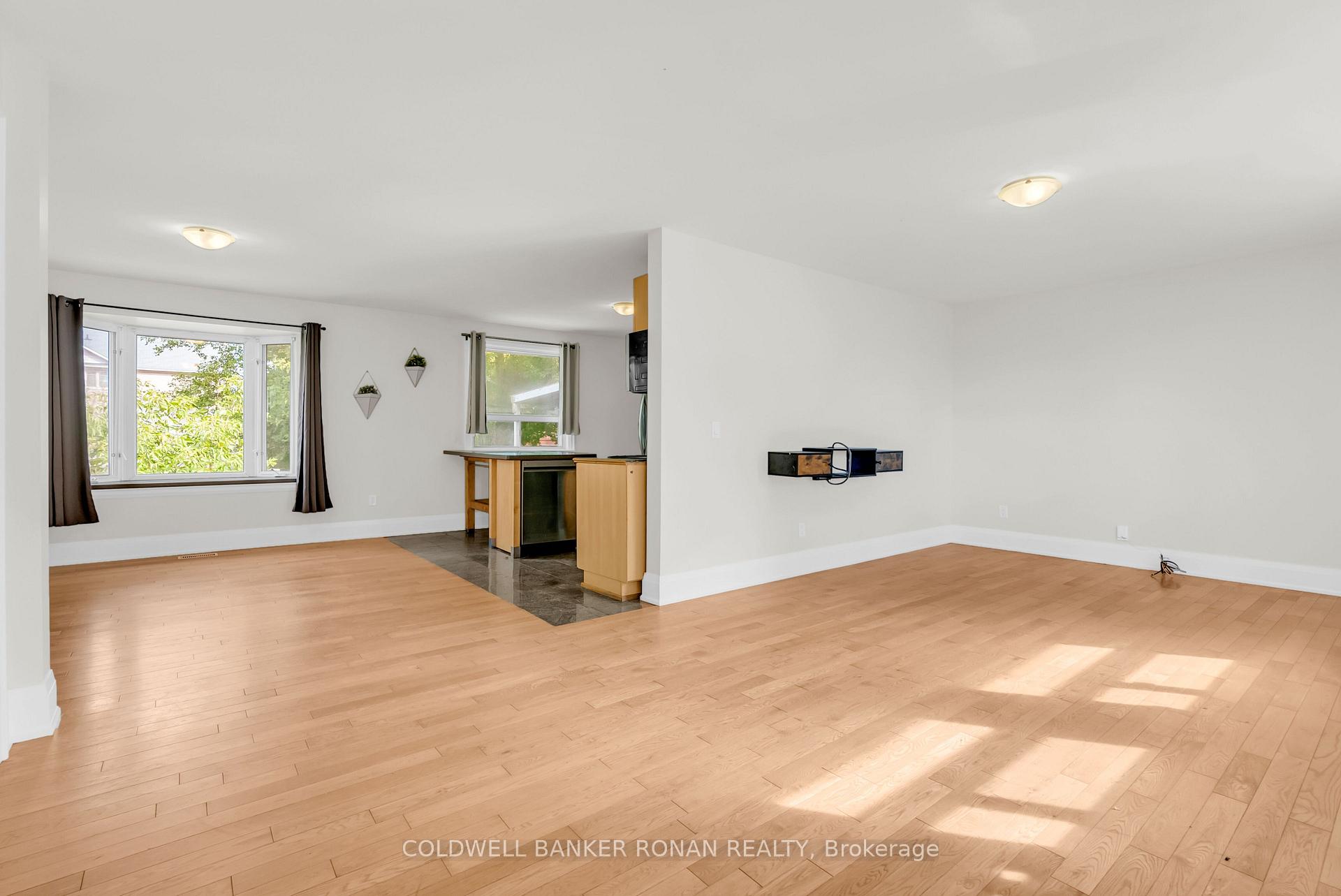 Photo 5 of 506 Main Street, King, Schomberg — HOMEH