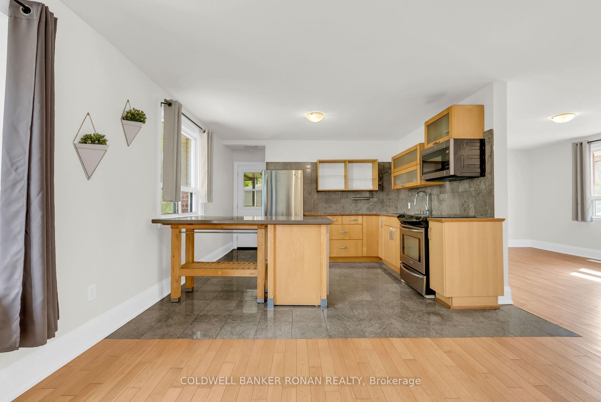 Photo 12 of 506 Main Street, King, Schomberg — HOMEH