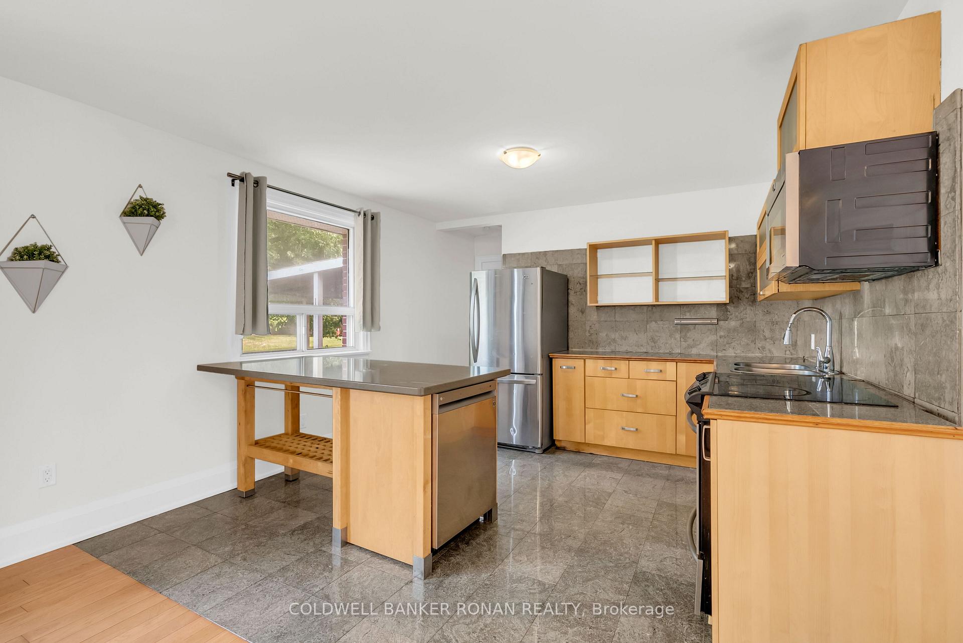 Photo 13 of 506 Main Street, King, Schomberg — HOMEH